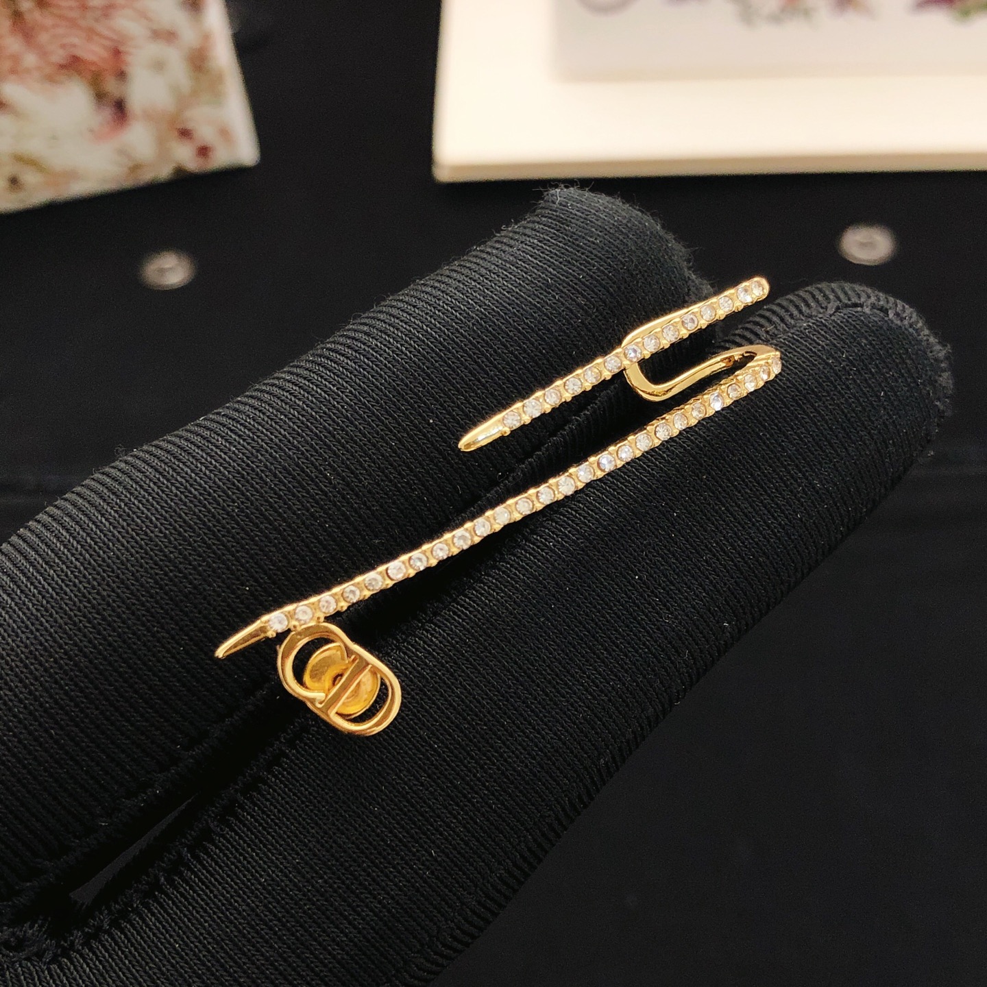 Dior Dior CD镶钻单只耳钉 一致黄铜材质 周围闪烁着白色水晶钻
