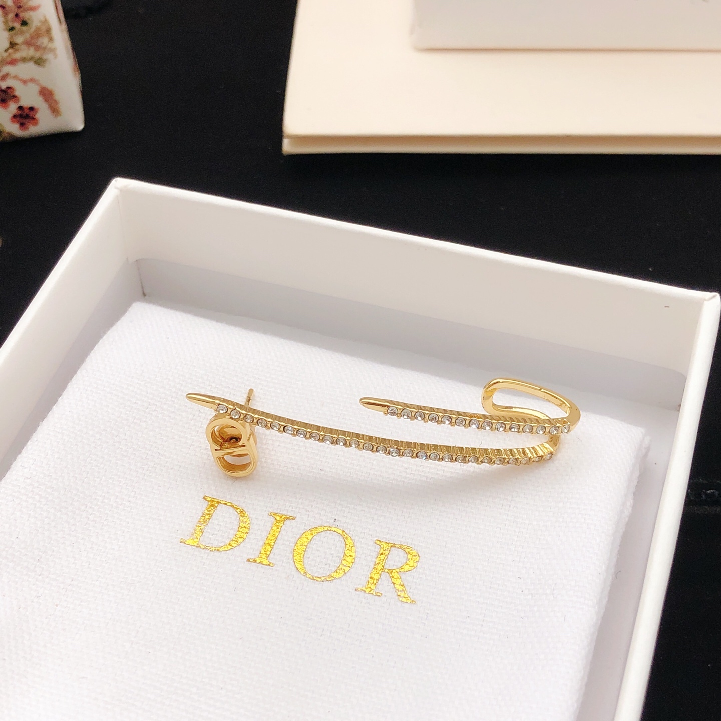 Dior Dior CD镶钻单只耳钉 一致黄铜材质 周围闪烁着白色水晶钻