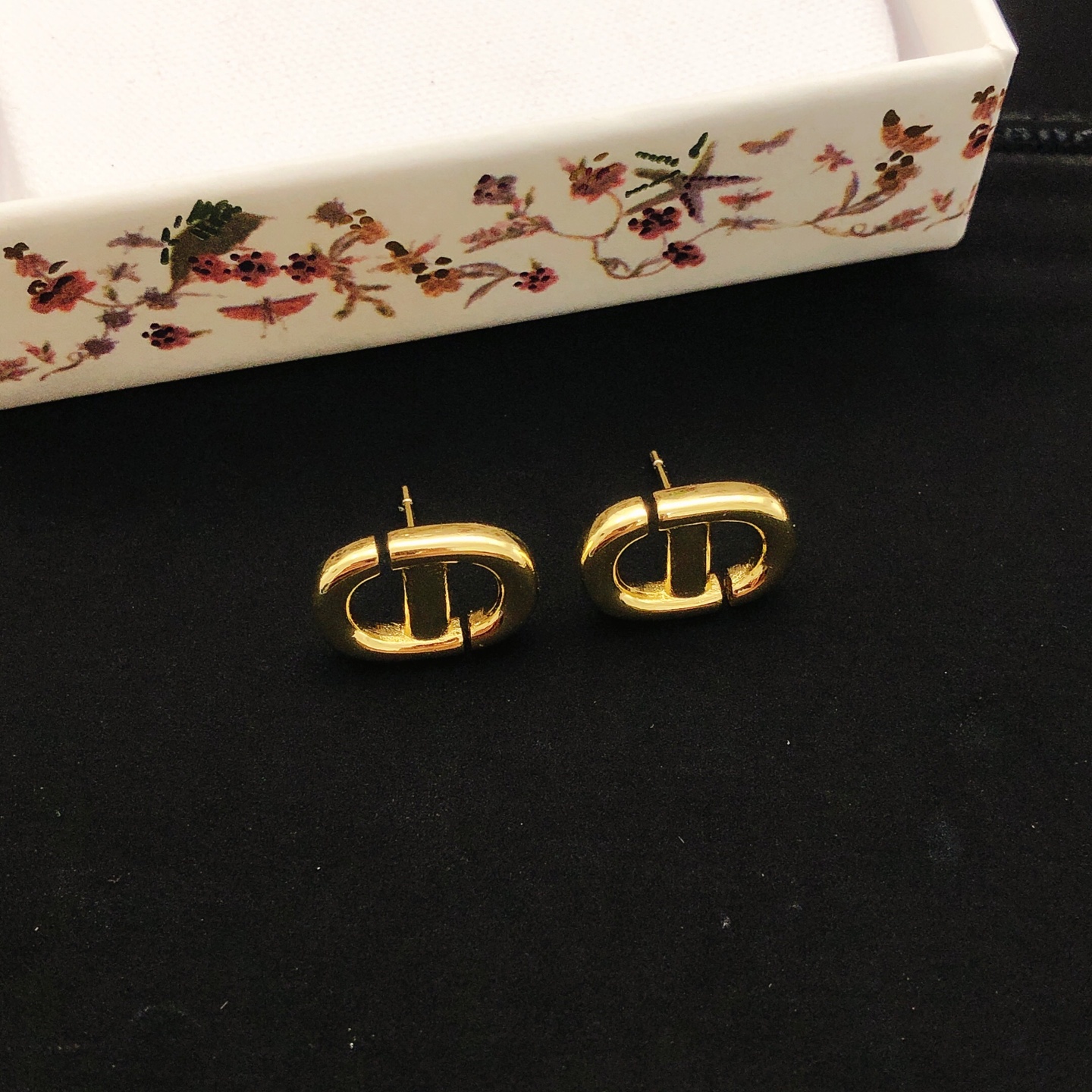 Dior DIOR 新品 猪鼻子光面CD珍珠耳钉 高端品质 1:1开模 同黄铜材质 高级925银针防过敏处理