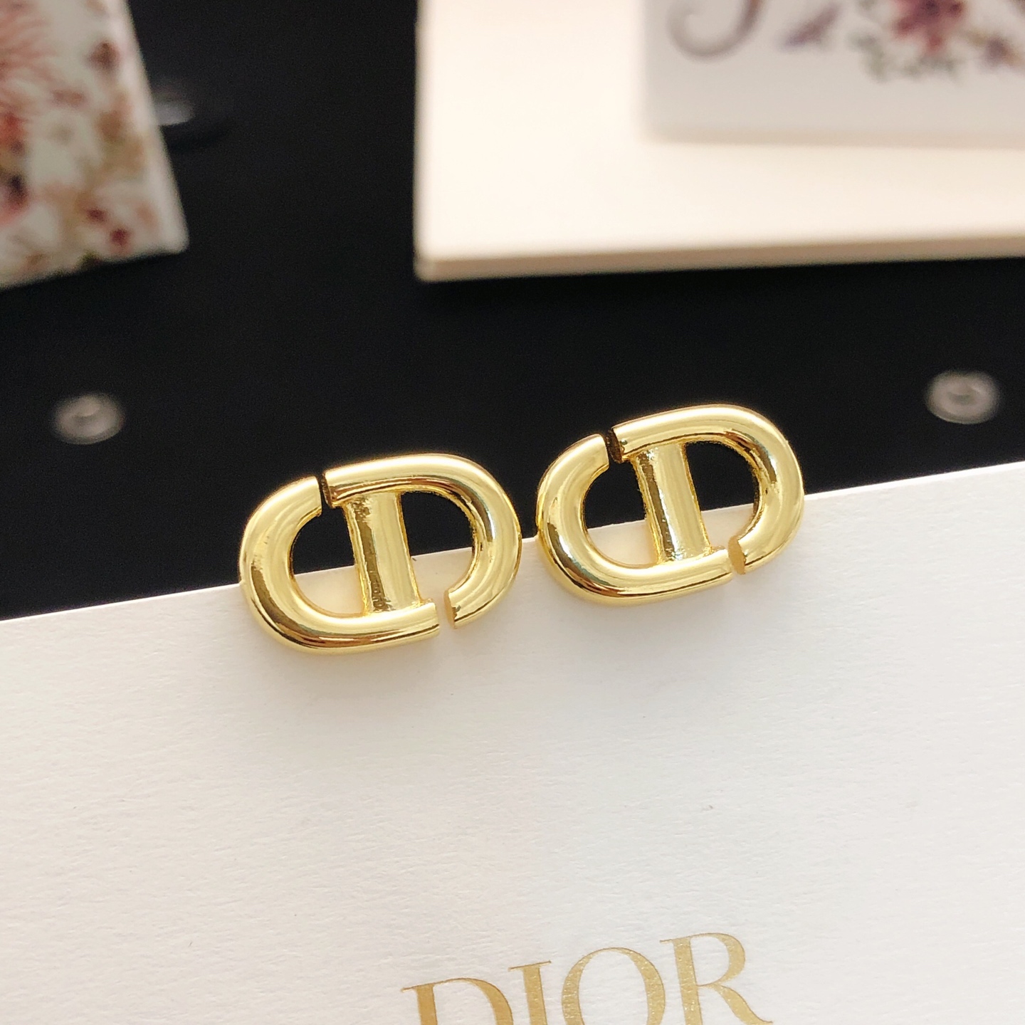 Dior DIOR 新品 猪鼻子光面CD珍珠耳钉 高端品质 1:1开模 同黄铜材质 高级925银针防过敏处理