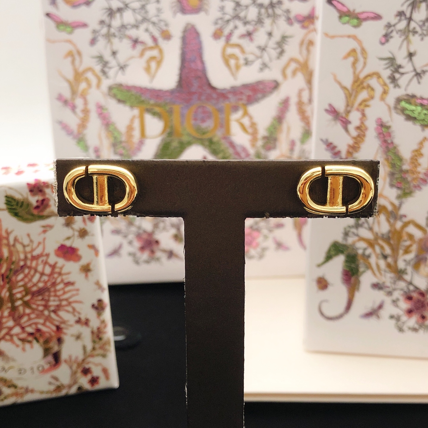 Dior DIOR 新品 猪鼻子光面CD珍珠耳钉 高端品质 1:1开模 同黄铜材质 高级925银针防过敏处理