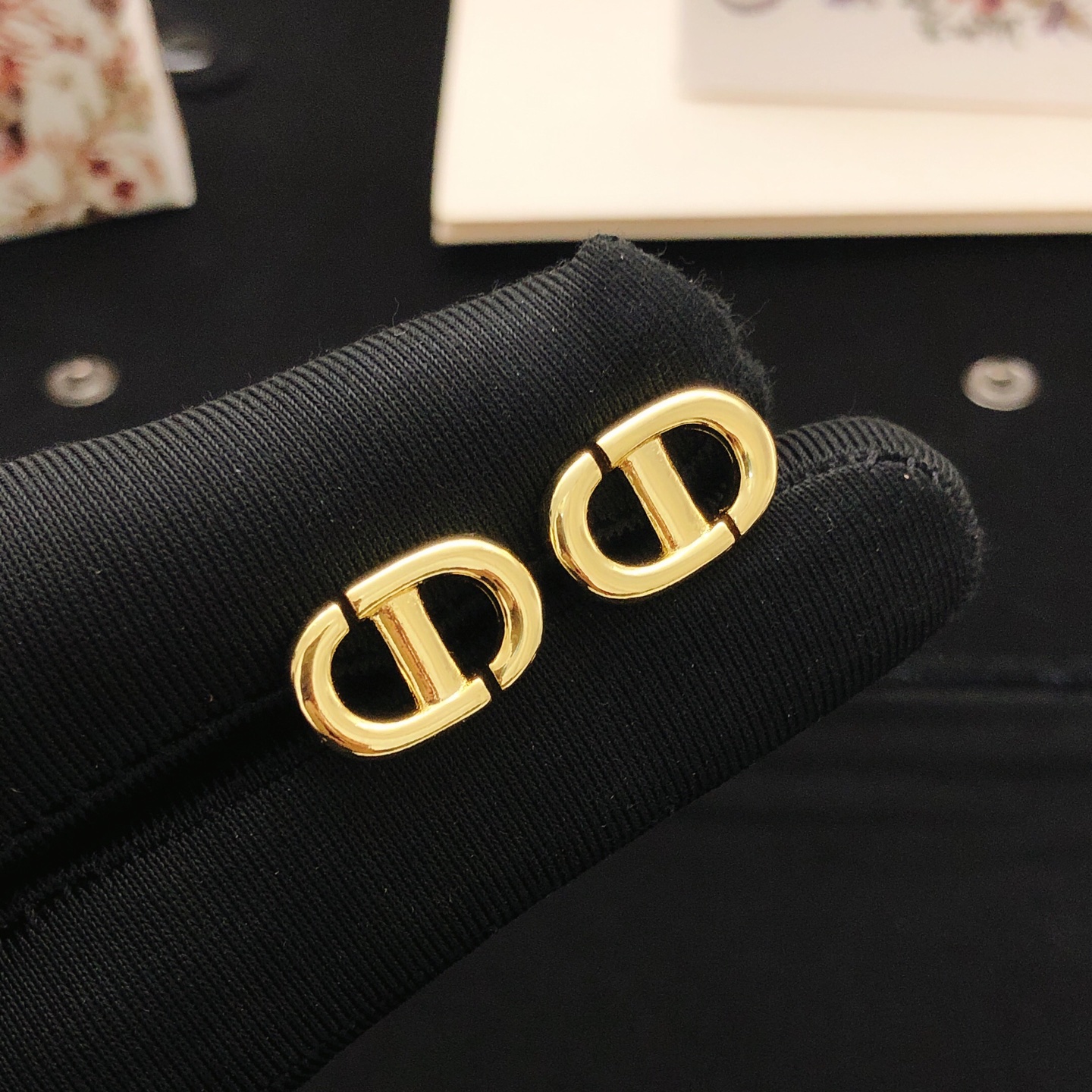 Dior DIOR 新品 猪鼻子光面CD珍珠耳钉 高端品质 1:1开模 同黄铜材质 高级925银针防过敏处理