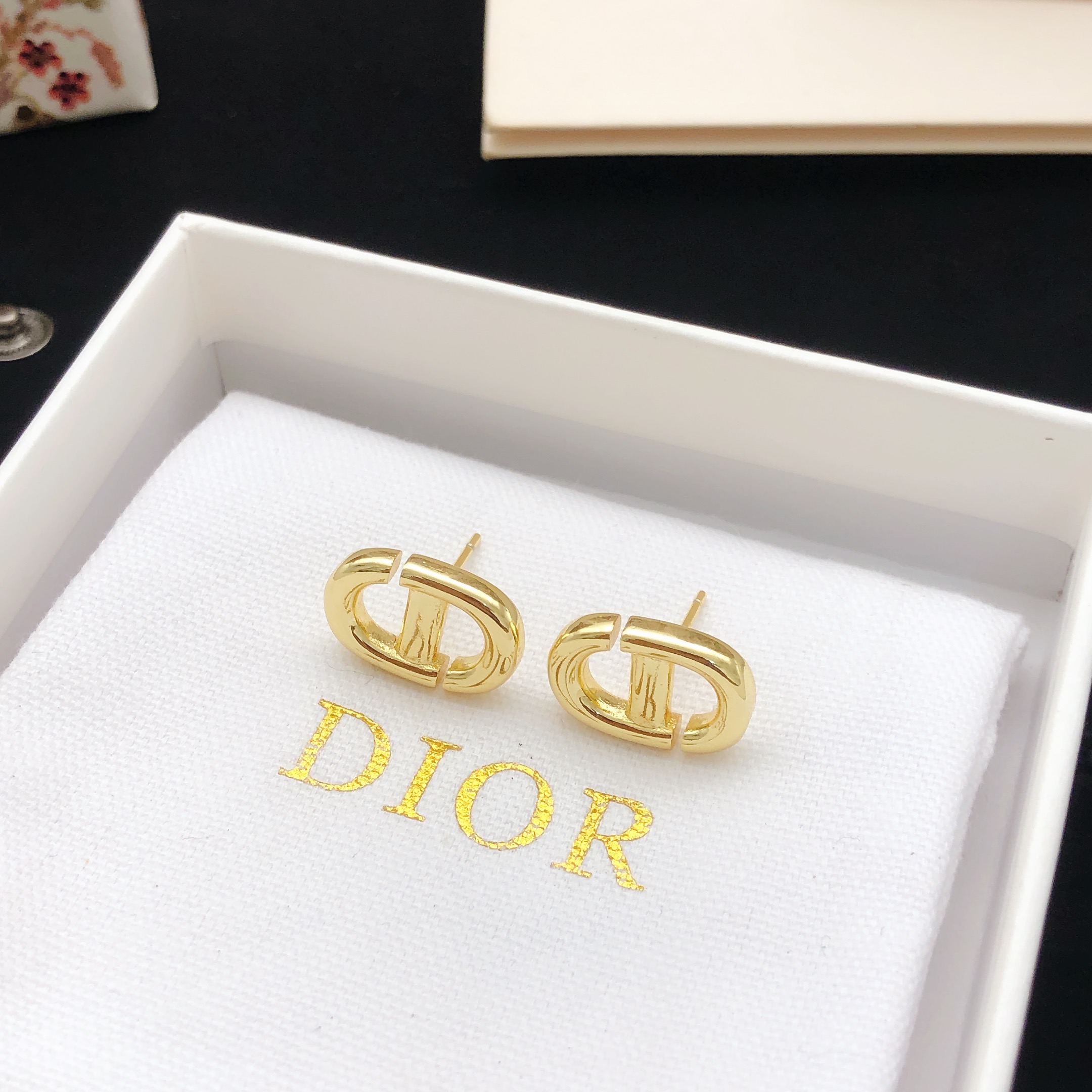 Dior DIOR 新品 猪鼻子光面CD珍珠耳钉 高端品质 1:1开模 同黄铜材质 高级925银针防过敏处理