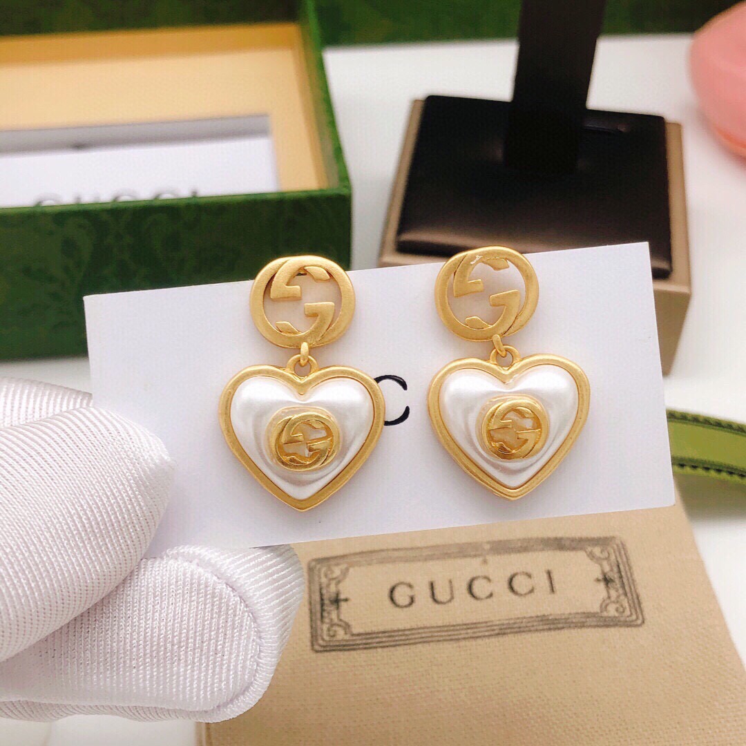 Número GED0158 Pendientes de doble G con corazón 🧡 de Gucci 💝💝💝 ¡Un estilo genial y deslumbrante! Nuevos pendientes…
