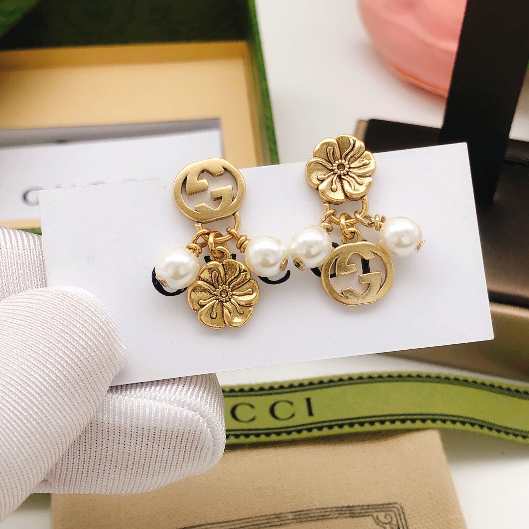Número GED0166 Recomendación de hoy: pendientes de perla con colgante de flor GG de Gucci