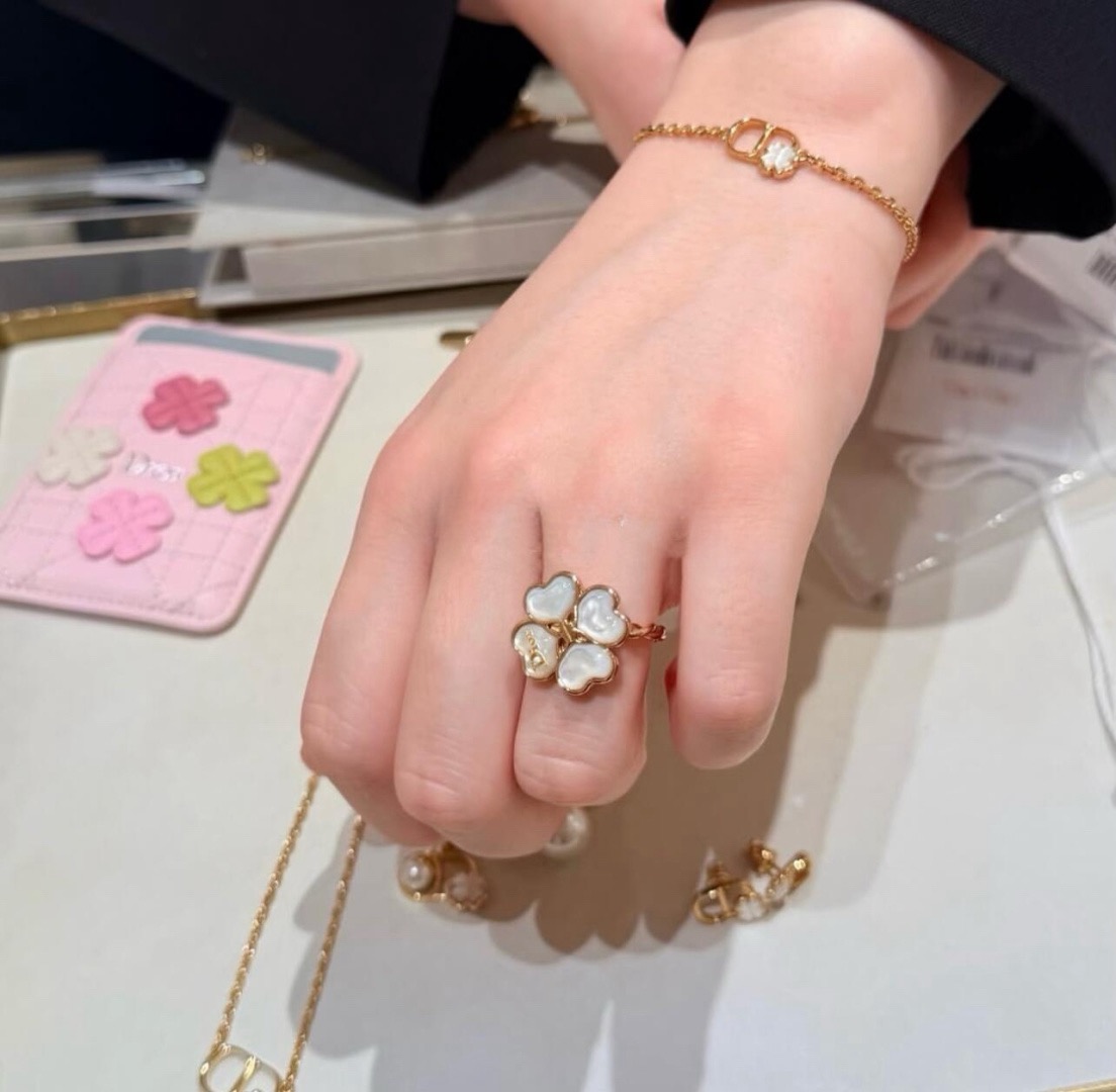 Van Cleef & Arpels Luxury Fine Jewelry Collection 8