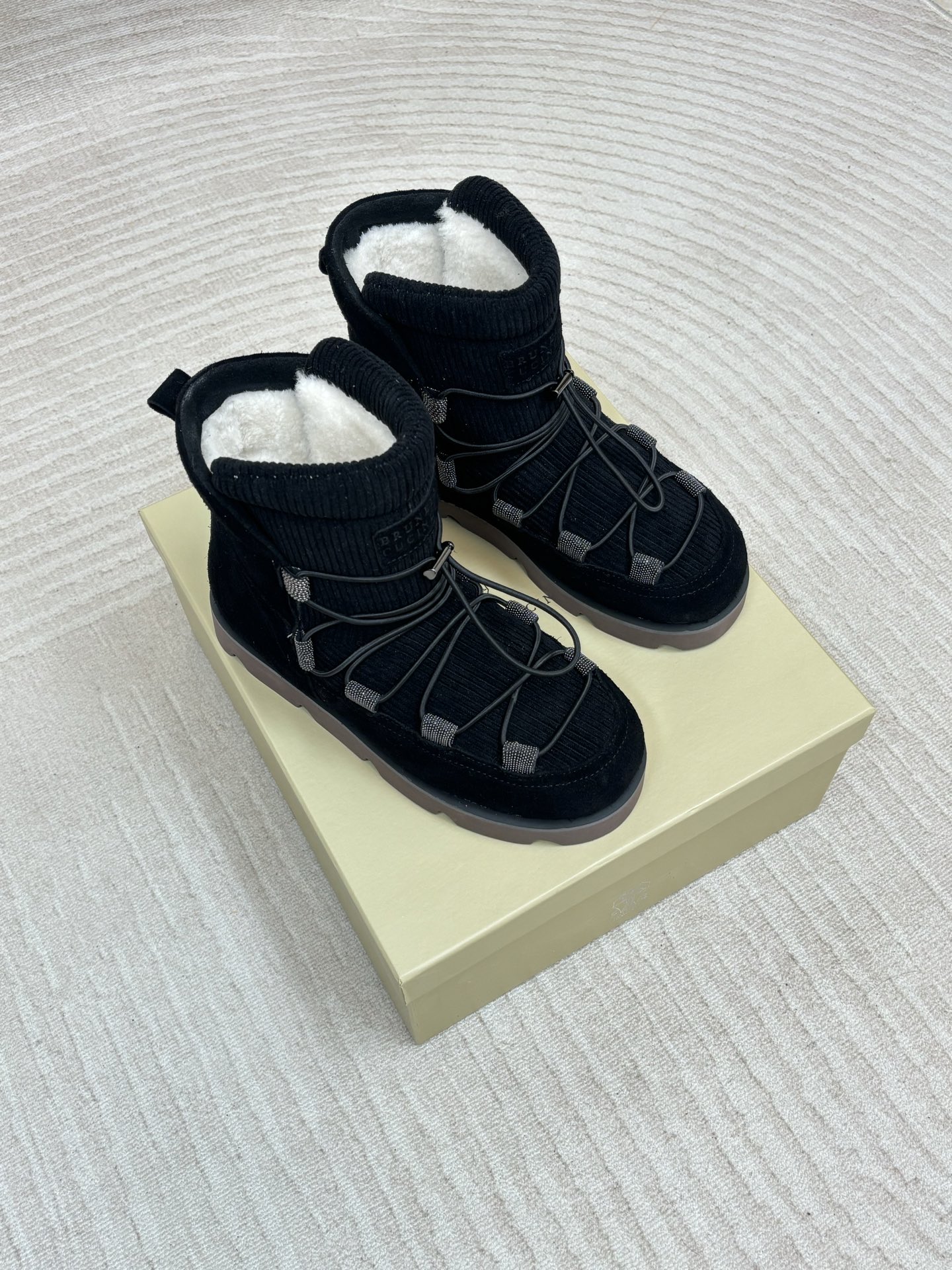 NO:462288,Purchase level Brunello Cucinelli New winter snow boots Imported Australian lamb wool inner lining, custom Italian high-density original sole, imported fabric corduroy spliced ​​high mercerized velvet, size 35-41 (40 41 custom made without return), boots, brunello cucinelli, boots19860909代购级别Brunello Cucinelli 冬季新款 雪地靴 内里进口澳洲羊羔毛内里 大底定制意大利高密度原版大底 面料进口灯芯绒拼接高丝光反绒 码数35-41（40 41订做不退换）,靴子,brunello cucinelli,boots,Women's Shoes