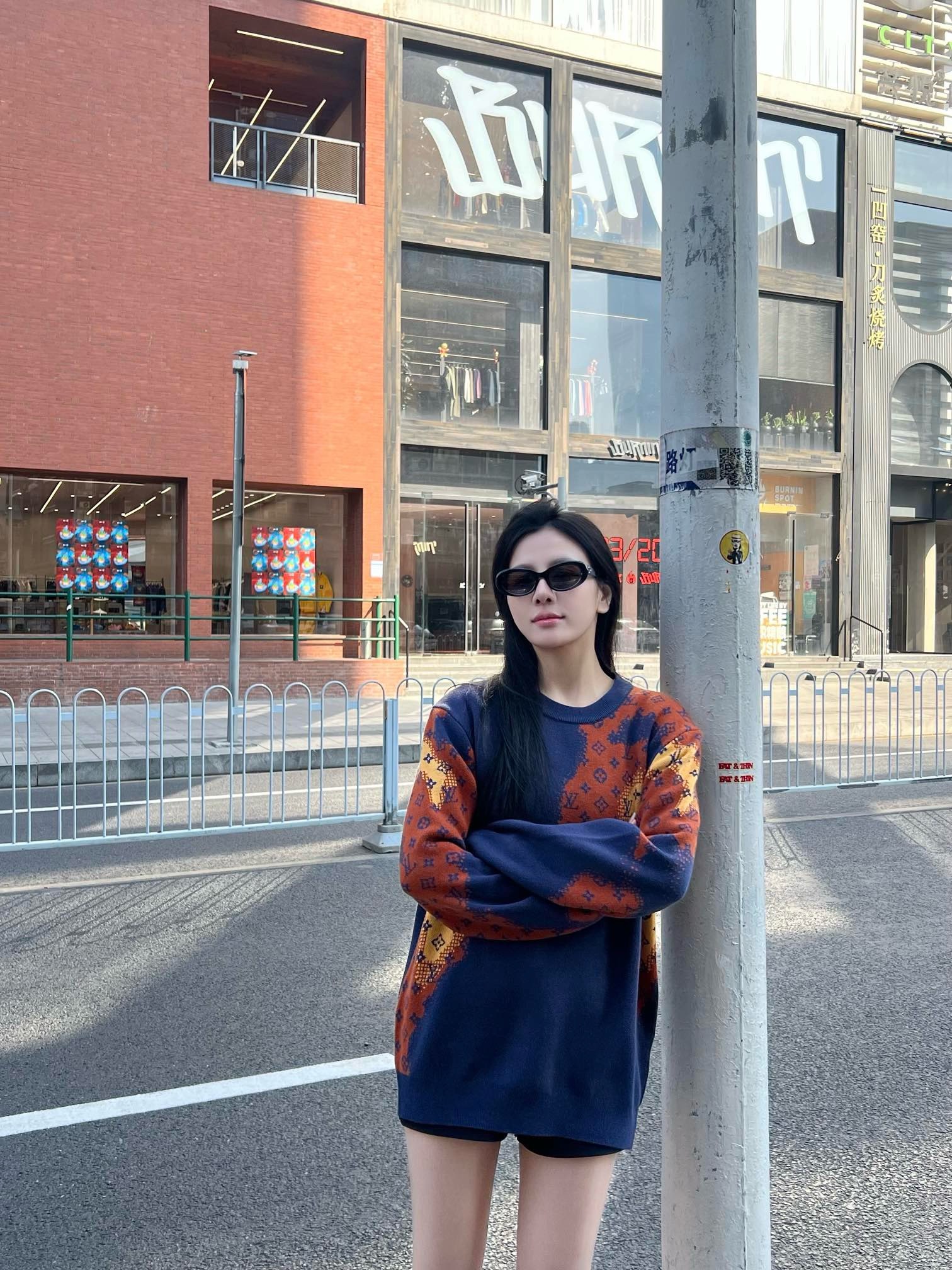 NO:513387,1V flame pattern blue pullover sweater knitted couples flame pattern sweater, combining classic and fashionable system, big V classic MON* jacquard elements, adding color to the dullness of winter!  The wool yarn needle Stoll CNC woven, with no doubt about the flexibility and warmth. The wool feel is within reach and you can confirm it. The characteristics of the overall texture create a super soft and delicate feel!  The texture is different from traditional wool. The air jacquard technology presents the Mappamundi Monogram pattern with the strongest presence and design sense, making the visual effect more pleasing to the eye!  Color blue Size S-L, Sweaters,alexander wang198609091V火焰纹蓝色套头毛衣针织衫 情侣款火焰图案毛衣,将经典与时髦体系相结合,大V经典MON*提花元素,为冬日的沉闷增添色彩！ 羊毛纱线正针Stoll数控机织而成,柔触性和保暖性毋庸置疑,毛料感是触手可及的任你证实,整体肌理的特性营造了超柔软细腻的手感！ 质感更是区别于传统羊毛,空气提花工艺将Mappamundi Monogram图案呈现最为强悍的存在感和设计感让视觉效果更为赏心悦目！ 颜色蓝色 尺码S-L,,sweaters,alexander wang,Men's clothing