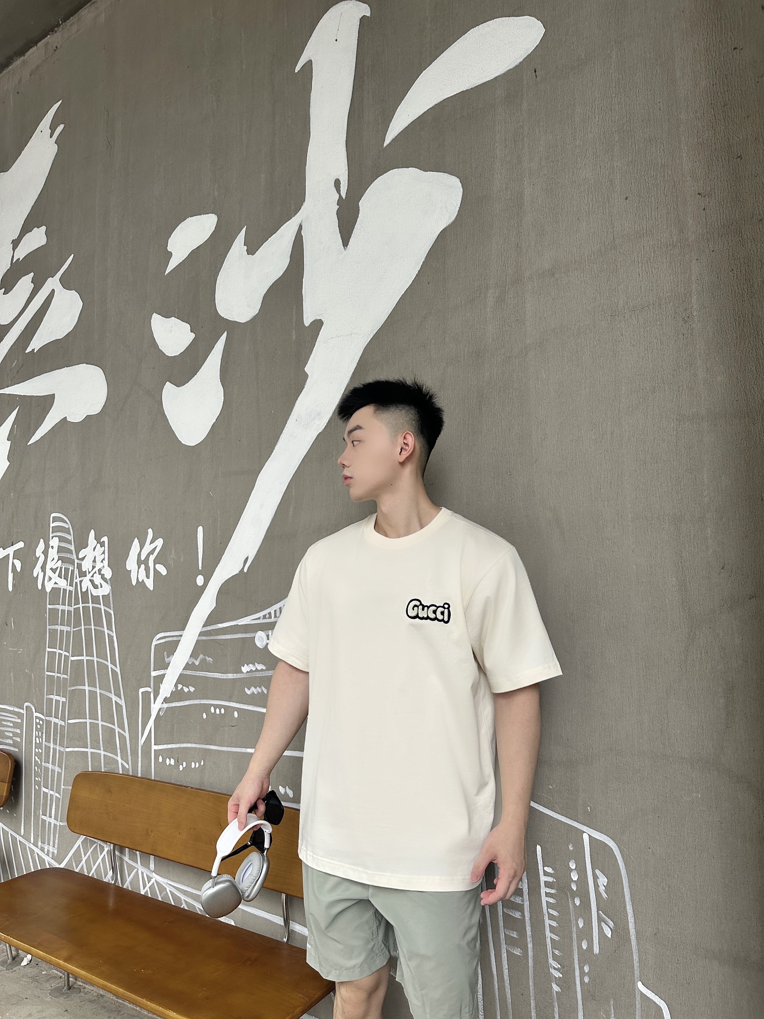 NO:450056,GUC towel embroidered flocking letter logo beige short-sleeved T-shirt. GU letter classic logo reappears, showing the invincible fashion charm of Big P, and a temperamental T-shirt that can be worn alone or inside!  Customer-supplied knitted cotton fabrics, which feels solid and firm and skinny. The production of knitted micro-dense instruments ensures the cutting shape and characteristics of the product!  Thick, soft and breathable, delicate in feel, and the drooping feel is very soft and glutinous!  The new embroidered letter badge logo uses three-dimensional flocking and wooling technology to process, with a strong three-dimensional sense, round and full display of fashion and luxury, and ultimately interprets the charm of simple and fashionable!  Color beige Size XS-L Exclusive, Gucci, T-shirt,tees, t-shirt,alexander wang19860909GUC毛巾绣植绒字母标识米色短袖T恤 GU字母经典标识重现,展现大P无敌时尚魅力,单穿或内搭都可的气质款T恤！ 客供针织棉面料,面料手感扎实不失挺括骨感,针织微密型器械制作保证了产品的裁剪造型和特色！厚实柔软透气,手感细腻,垂感十足软糯相宜！ 全新刺绣字母徽章Logo运用立体植绒拉毛工艺处理,立体感强,圆润饱满彰显时尚奢华气息,极致演绎简约时尚魅力！ 颜色米色 尺码XS-L 独家专供,,gucci,T-shirt,tees，t-shirt,alexander wang,Men's clothing