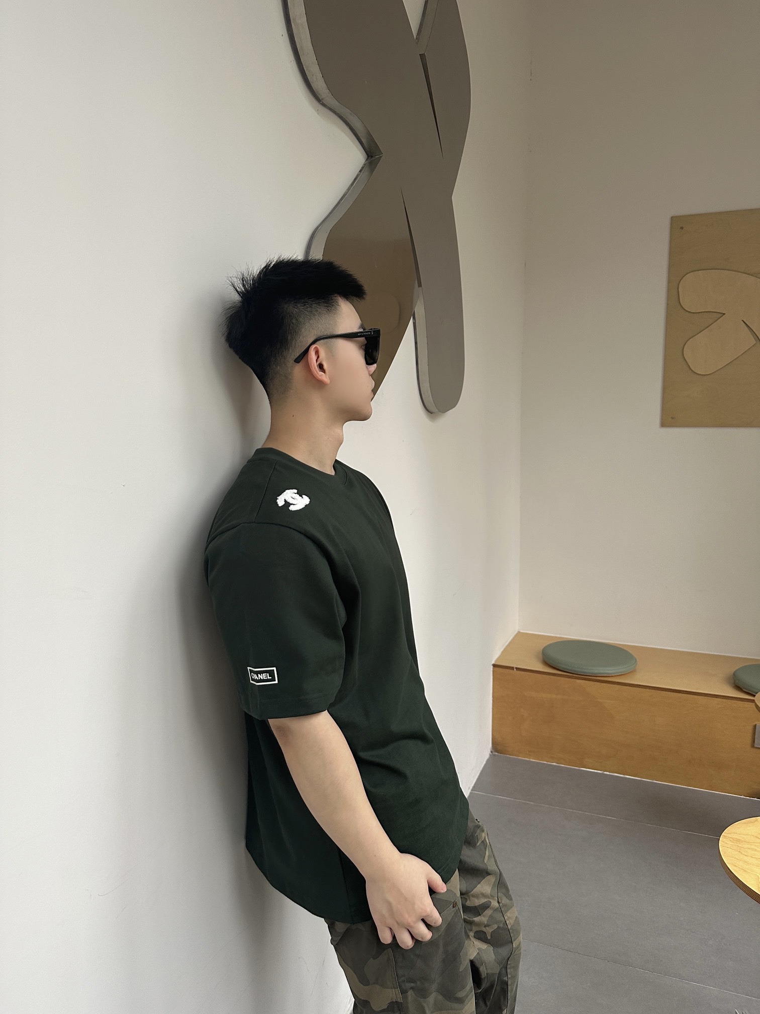 NO:127638,Xiaoxiang Green Towel Logo Couple Cotton Short-Sleeve T-shirt CH Xiaoxiang 24 Summer Limited New Style, Men and Women's Tee, fashionable and brilliant dark green, different from the basic color of black, white and gray, very personalized and tone-like!  The upper body has outstanding temperament and makes the skin look white!  Customer-supplied knitted cotton fabrics, with solid feel. The production of knitted micro-dense instruments ensures the product's cutting shape and unique thick, soft and breathable texture. The feel is delicate and the drooping feel is very soft and glutinous. The shoulder double CC towel logo design, the sleeve edge CH logo embellishment, white VS dark green contrasting color design highlights the product P attributes. Loose OS style cutting, which can be easily controlled by both boys and girls!  Men and women same color dark green Size XS-L, T-shirt,tees, t-shirt,alexander wang19860909小香绿毛巾标识情侣款棉质短袖T恤CH小香24夏季限定新款,男女同款Tee 时髦出彩的墨绿色,区别于黑白灰基础色调 极具个性感与腔调感！上身气质出众,极衬得肤色白净！客供针织棉面料,手感扎实 针织微密型器械制作保证了产品的裁剪造型和特色厚实柔软透气的质感,手感细腻,垂感十足软糯相宜 肩部双CC毛巾标识设计,袖子边CH标识logo点缀 白色VS墨绿色撞色设计,突显出品P属性 宽松OS版型裁剪,男生女生都可轻松驾驭！男女同款 颜色墨绿色 尺码XS-L,,T-shirt,tees，t-shirt,alexander wang,Men's clothing