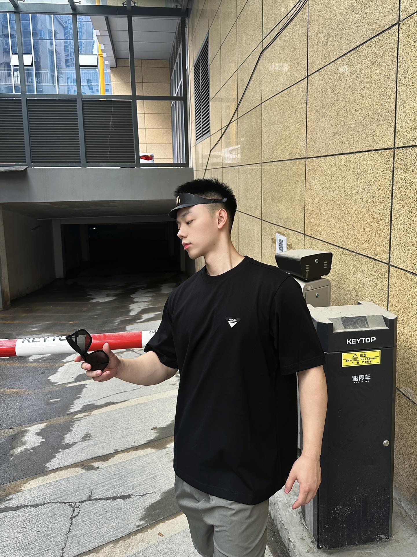 NO:121417,PD early autumn new style~ Four-color triangle silicone badge logo short-sleeved T-shirts. A must-have fashionable and versatile casual TEE PD classic triangle badge series~Four colors to fit your various outfit needs at one time. OS design and cutting has a unique and fashionable style, a single product that is the same as men and women!  Customer-supplied knitted cotton fabrics, with an extraordinary texture experience. It is known as the most suitable cotton fabric for summer, light and breathable, and excellent comfort. The fixed-woven ribbed neckline design is designed, and the smooth fitting is not easy to deform. The chest PD Milano logo badge is still sewn with rubber to create an alternative luxury and fashionable atmosphere, becoming a new concept that breaks out of the cocoon!  Men and women's styles Color black Dark green Gray Orange Size XS-L,,T-shirt,tees,t-shirt,alexander wang19860909PD早秋新款~四色三角硅胶徽章标识短袖T恤 早秋季节必备的时尚百搭休闲TEE PD经典三角标徽章系列~四色入,一次性满足你各种穿搭需求 OS设计裁剪兼具个性时尚范儿,男女同款的单品！客供针织棉面料,非同一般的质感体验 号称最适合夏季的棉质面料,轻盈透气 舒适感极佳 定织型罗纹领口设计,平整服贴不易变形 胸口PD Milano标识徽章依旧 采用橡胶材质缝制营造出另类的奢华时尚气息 成为破茧而出的新概念！男女同款 颜色黑色 墨绿色 灰色 橙色 尺码XS-L,,T-shirt,tees，t-shirt,alexander wang,Men's clothing