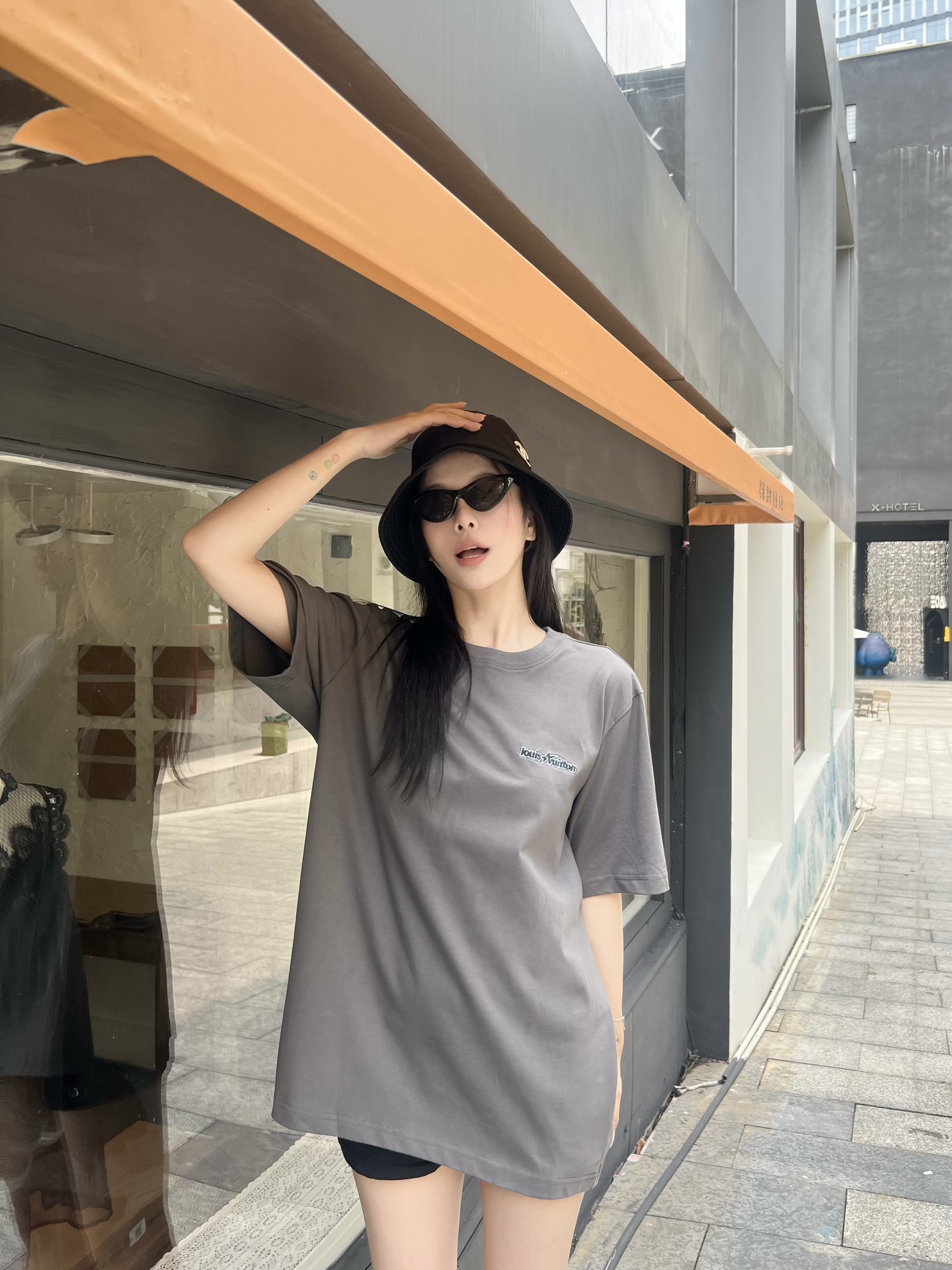 NO:121420,V Frisbee letter gray couple short-sleeved T-shirt 24 early autumn channel limited new model, men and women same style high-end gray TEE, absolutely temperament, high-end carbon gray upper body fashionable, casual and versatile, new embroidery craftsmanship, dense and full embroidery thread, unique perfect quality control details, worth a look!  Customer-supplied knitted cotton fabrics, with a solid and thick feel. They are especially suitable for wearing alone or inner wear in early autumn. They are comfortable and breathable and beautiful OS gallery-shaped cutting. They are neat but not without the street leisure and lazy feeling, generous and decent. The front of the chest is embroidered with embroidery logos, and the back is thick glue printing. Two logo techniques are used to perfectly present the texture!  Men and women, color gray Size XS-L,,T-shirt,tees,t-shirt,alexander wang19860909V飞盘字母灰色情侣款短袖T恤 24早秋渠道限定新款,男女同款高级灰TEE 绝对气质担当,高级炭素灰色上身时尚 休闲百搭 全新刺绣工艺制作,绣线密实饱满 匠心独具的完美品控细节,值得高看一眼！客供针织棉面料制作,手感扎实有厚感 特别适合早秋季节单穿或内搭穿着 着身舒适透气兼具好看的OS廊形裁剪 利落而不失街头休闲慵懒感,大方得体 胸前正面是刺绣标识点缀,后背则采用厚实胶质印花工艺 两种标识工艺,质感完美呈现！男女同款 颜色灰色 尺码XS-L,,T-shirt,tees，t-shirt,alexander wang,Men's clothing