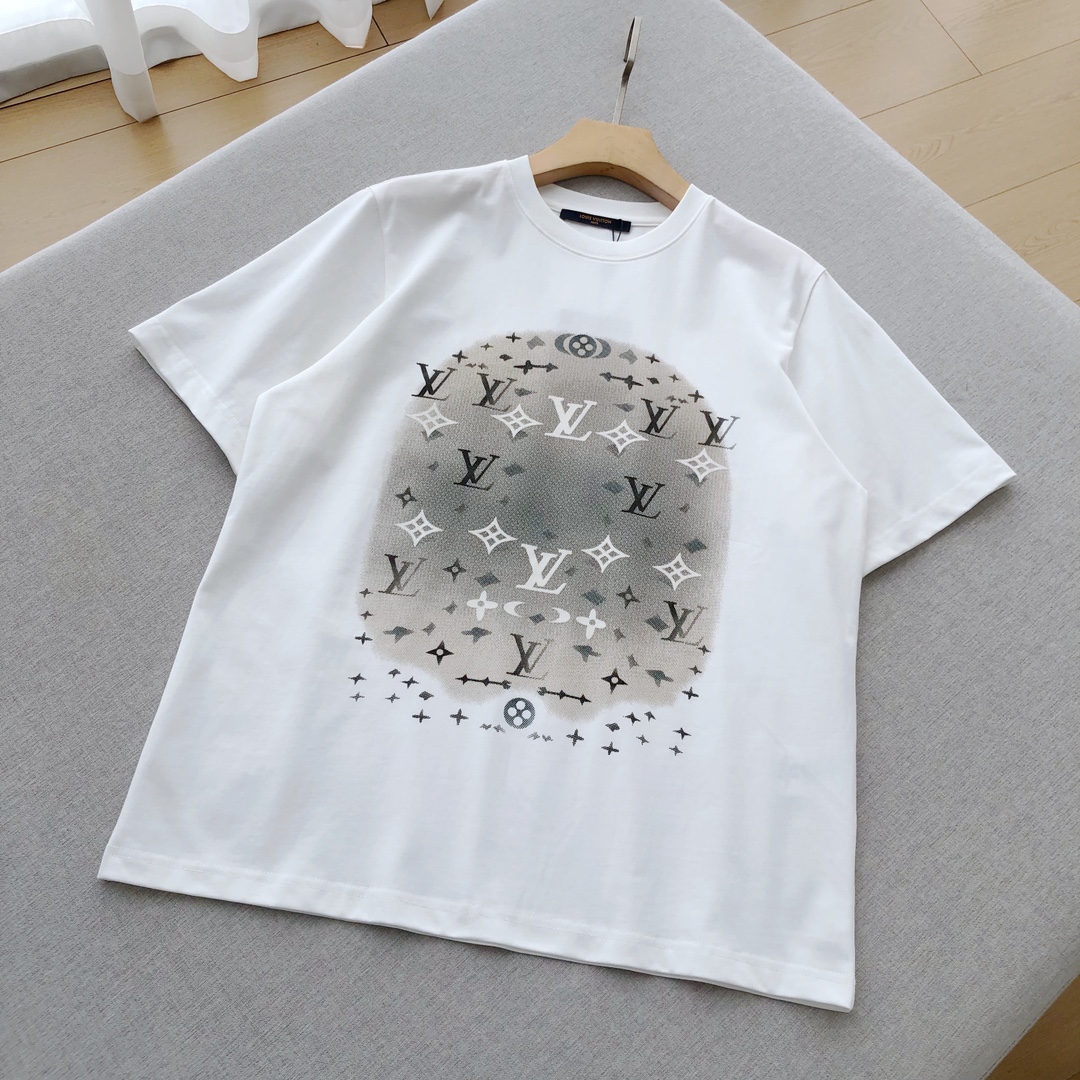 NO:139646,V gradient graffiti classic presbyterian Ana* logo white short-sleeved 24 early autumn channels are limited to new models, couple short-sleeved Tee, big V family classic logo presbyterian reappears, gradient color design once again set off a fashion craze, with large logo embellishments on the chest, full of BIGGER feel!  Customer-supplied knitted cotton fabric, with a solid and textured feel. This fabric is great to wear in autumn and winter. High-density fixed-woven fabric is very thick. It is soft, comfortable and breathable, and has loose OS gallery cutting. The upper body shows fashionable and atmospheric, with a hard texture, and a huge appearance. The iconic presbyterian logo on the front of the body is embellished with luxurious and luxurious identity. It is very luxurious and luxurious to wear directly on your own!  Men and women's style color white Size XS-L, T-shirt, alexander wang19860909V渐变涂鸦经典老花Ana*logo白色短袖 24早秋渠道限定新款,情侣款短袖Tee  大V家族经典标识老花重现,渐变色的设计再度掀起时尚热潮 胸前大幅logo点缀,满满的BIGGER感！ 客供针织棉面料,手感扎实有质感 这个面料秋冬季节穿着太棒了,高密度定织面料,非常厚实 着身柔软舒适透气,兼具宽松OS廊形裁剪 上身尽显时尚大气,硬挺的面料质感,巨显型 衣身正面标志性老花logo点缀,奢华贵气的身份加持 直接单穿都贵气十足！ 男女同款 颜色白色 尺码XS-L,,T-shirt,alexander wang,Men's clothing