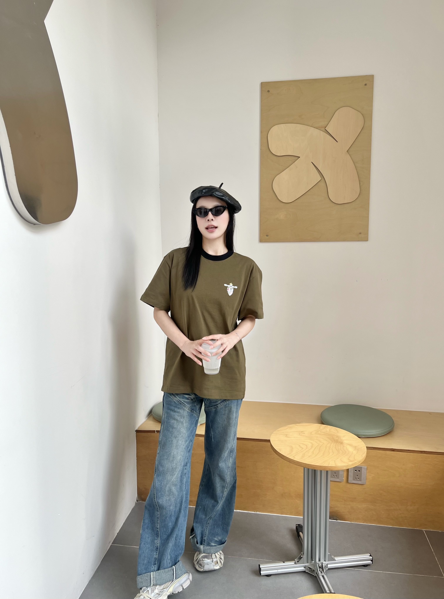 NO:121426,There are not many FD badge stickers for military green couple short-sleeved T-shirts. 24 early autumn fashion versatile T-shirts are recommended, the same style as men and women. The upper body is completely unselectable. The basic versatile and fashionable feel is outstanding!  The representative FF ROME element pattern design on the chest. The three-dimensional embroidery craftsmanship is exquisite and layered to bring together the classic elements of the FF family, and the P quality is extremely well-known!  Customer-supplied knitted cotton fabric, pure cotton fabric with solid and soft feel, comfortable and breathable, moisture-absorbing and sweat-free, and crisp fabric creates a tough look. The upper body does not collapse and will not be easily deformed after washing for a long time. Loose OS style cuts, catering to the current trendy dressing style of men and women!  Men and women, color army green Size XS-L,,fendi,T-shirt,tees,t-shirt,alexander wang19860909齐码不多了FD徽章贴饰军绿色情侣款短袖T恤 24早秋时尚百搭T恤推荐,男女同款 上身完全不挑人的款,基础百搭,时尚感出众！ 胸前极具代表性的FF ROME元素图案设计 立体贴饰的刺绣工艺,精致而富有层次感将FF家族的经典元素齐聚一堂,品P标识度极高！客供针织棉面料制作,手感扎实松软的纯棉面料 着身舒爽透气,吸湿排汗,挺括的面料塑造硬朗造型 上身不塌型,且久洗不易变形 宽松OS版型裁剪,迎合当下潮流男女的穿衣裁体风格！男女同款 颜色军绿色 尺码XS-L,,fendi,T-shirt,tees，t-shirt,alexander wang,Men's clothing