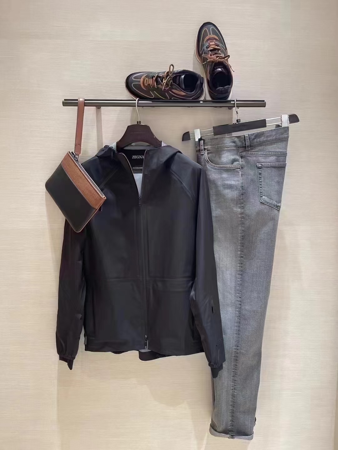 NO:428554,. Zegna's finest ~ ZE three-color nylon composite fabric jacket casual jacket, a strong appearance, open the best outfit in early spring, the LOOK casual jacket of Jiejia casual jacket. The same style at the 25SS counter, the brand new logo, Jiejia men's jacket. It uses nylon composite fabric, waterproof and durable features, and the zipper design on both sides of the left and right sides can be pulled open. The upper body does not pick the figure, and the length is just right. There is breathable hole under the armpit, and the knob is designed with a back hat, which is convenient for adjusting the elasticity of the hat. The cuffs are double-layered, and the inside is an extremely soft and highly elastic close-fitting design. The overall design is a jacket jacket with a very design and low-key outdoor casual style, which can adapt to various occasions. Men's color blue, black, khaki, S-XXL,,zegna, jackets &  coats, jackets & coats,hats,alexander wang19860909. Zegna杰尼亚精品~ZE三色款尼龙复合面料冲锋衣 休闲夹克 强悍登场,打开早春最佳穿搭LOOK的杰家休闲外套.25SS柜台同款,全新logo,杰家男款夹克外套. 采用尼龙复合面料,具有防水和耐用特点,左右两侧拉链设计的落肩款,拉链都可以拉开,上身不挑身材,长度也刚刚好显精练,腋下有透气孔,设计有帽后旋钮,方便调整帽子松紧,袖口是双层设计,里面是极其柔软且高弹力的贴身设计.整体是一款很有设计感又低调的户外休闲风格兼具的冲锋衣 夹克外套,能适应多种场合穿着. 男款  颜色蓝色 黑色 卡其色 码数S-XXL,,zegna,jackets & coats,jackets & coats,hats,alexander wang,Men's clothing