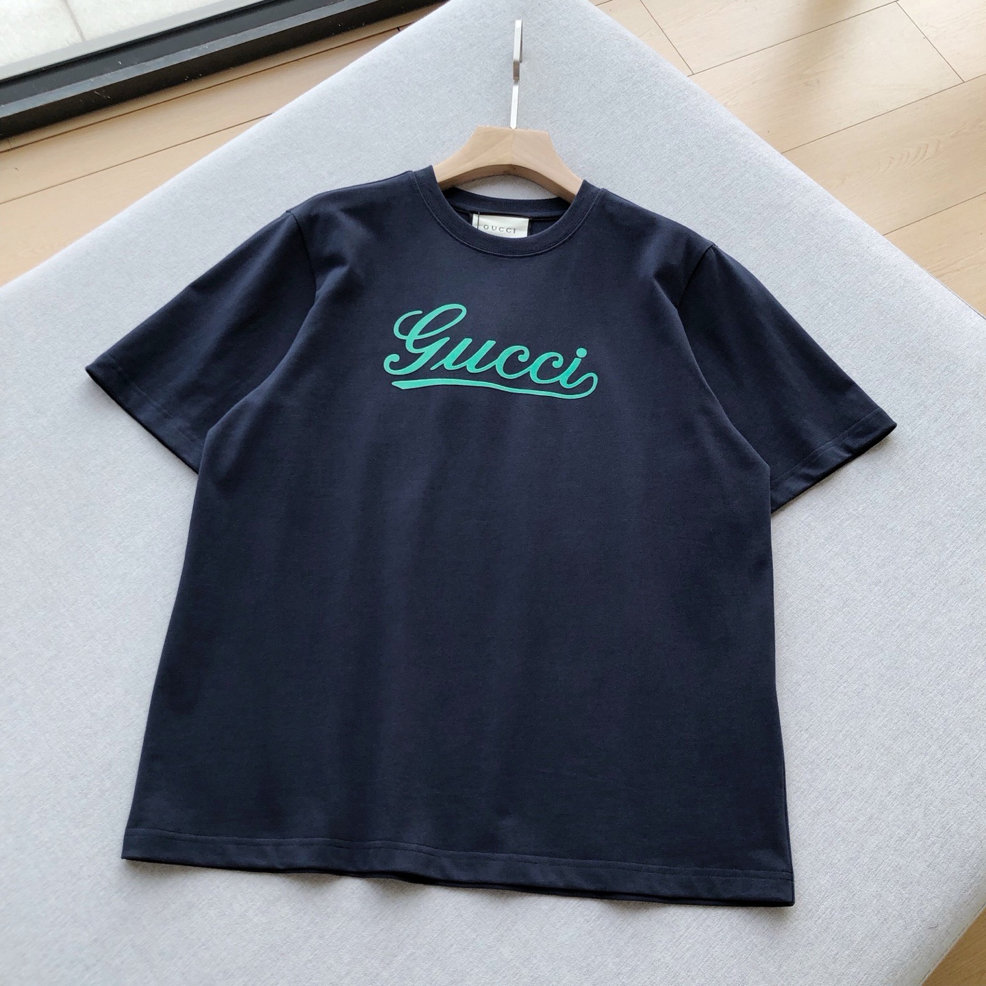 NO:154977,GG Navy Green Letter Embroidery Couple Short-sleeved T-shirt 25 Spring and Summer Channel Limited New Style, Couple Style ~ Fashionable and versatile Basic Products. The new series of GU embroidery pattern details and logo P logos create a fashionable and luxurious trendy outfit. The customer-supplied knitted cotton fabrics, and the overall neatness presents a perfect effect. Craft-based washing makes the cotton material more fit and thick, smooth and draped. The green printed logo on the chest highlights the fashion sense, the overall flat and beautiful, clear and smooth. The same style for men and women. Navy blue. Number XS-L,, T-shirt,tees, t-shirt,alexander wang19860909GG藏青绿字母刺绣情侣款短袖T恤 25春夏渠道限定新款,情侣款~时髦百搭的基础单品.全新系列的GU刺绣图案细节,标识性的品P徽标,打造时尚高奢的潮流穿搭. 客供针织棉面料,整体工整度呈现完美效艺.工艺化水洗让棉料更为贴合厚实,柔滑垂坠.胸前涂鸦字母绿色印花标识更为突出时尚感,整体平整美观,清晰流畅自然. 男女同款  颜色藏青色 码数XS-L,,T-shirt,tees，t-shirt,alexander wang,Men's clothing