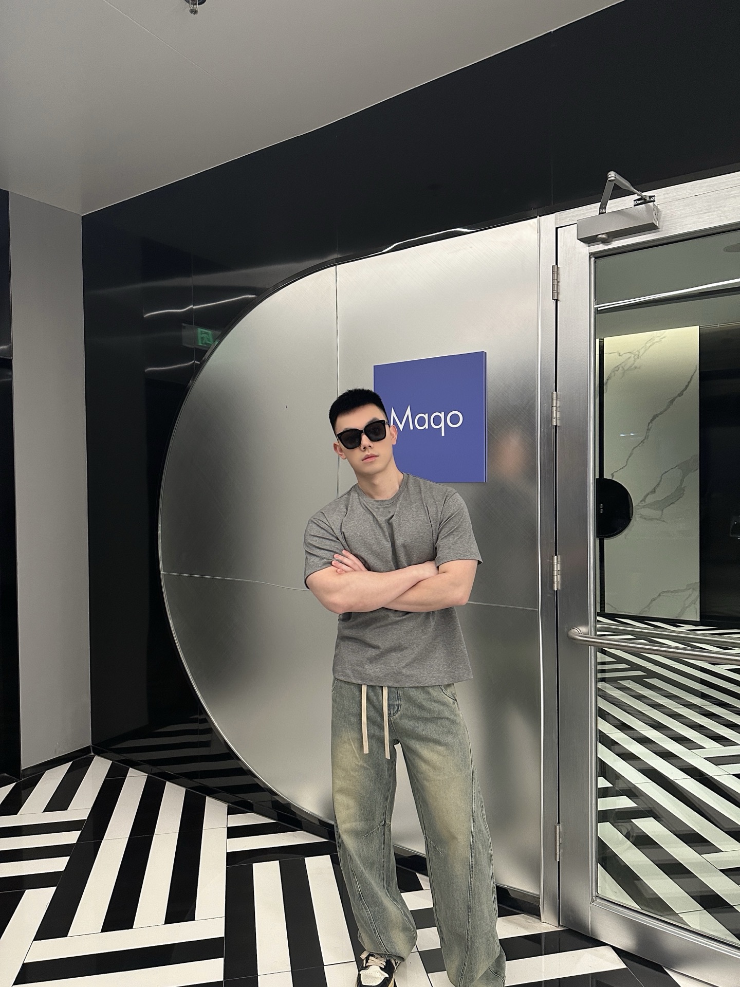 NO:127614,BV heavy industry scimitar American retro loose men's jeans, a must-have item for trendy men, a very popular American retro style this year!  High street style!  Loose OS cutout, heavy industry scimitar jeans are guaranteed to make you love them. When you wear them, you will be the casual and free and personalized street style. Customer-supplied denim cotton fabric, the upper body is soft and comfortable, and it is simply the 