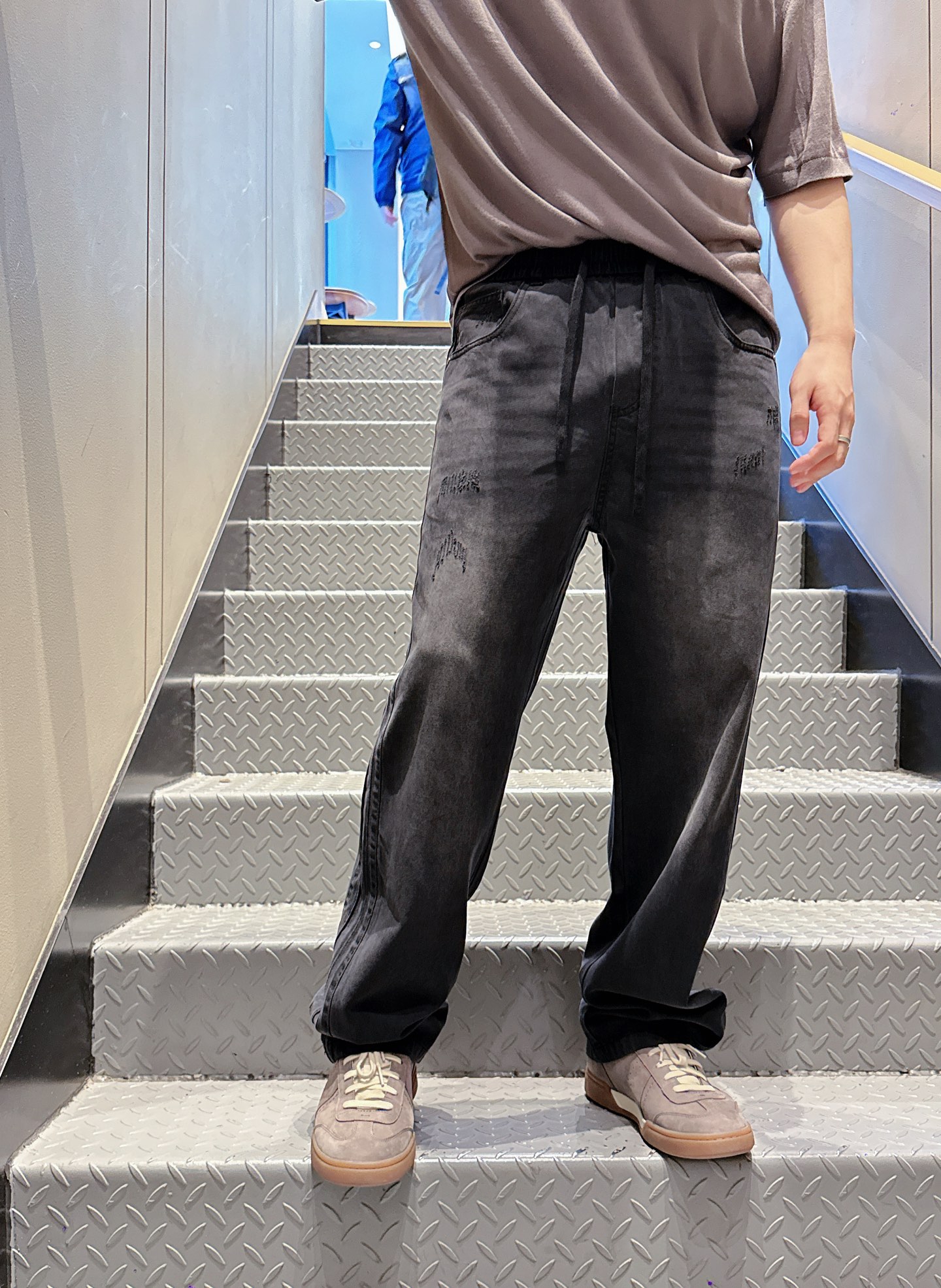 NO:513396,YSL heavy industry washing and old~ Fashionable men's loose wide-leg jeans This pair of YSL black wide-leg jeans reshapes the classic denim style with pioneering design. The loose wide-leg jeans release a casual attitude, neat lines outline the chic outline, and adapt to diverse dressing scenes. Casual commuting can interpret the high-end aura. The selected denim fabric is crisp and soft, and the old craftsmanship gives a unique texture. The drawstring waist design takes into account the comfort and styling in the details. The metal buttons hide the brand's ingenuity, and the inner label is low-key to highlight the Paris style of 'SAINT**T'. From the street to the city, this jeans combine the luxury genes in an unruly manner, allowing every step to move into the fashion rhythm. Color black Size XS-L,,saint laurent,saint laurent,jeans,alexander wang19860909YSL重工水洗做旧~潮男宽松阔腿牛仔裤 这条YSL黑色阔腿牛仔裤,以先锋设计重塑经典丹宁格调.宽松阔腿版型释放随性态度,利落线条勾勒潇洒轮廓,适配多元穿搭场景,休闲通勤皆能演绎高级气场.精选牛仔面料挺括不失柔软,做旧工艺赋予独特质感,细节处抽绳腰头设计兼顾舒适度与造型感,金属纽扣暗藏品牌巧思,内里标签低调彰显“SAINT**T”巴黎风尚.从街头到都市,这条牛仔裤以不羁姿态融合奢华基因,让每一步都踏响时尚节奏. 颜色黑色 尺码XS-L,,saint laurent,saint laurent,jeans,alexander wang,Men's clothing