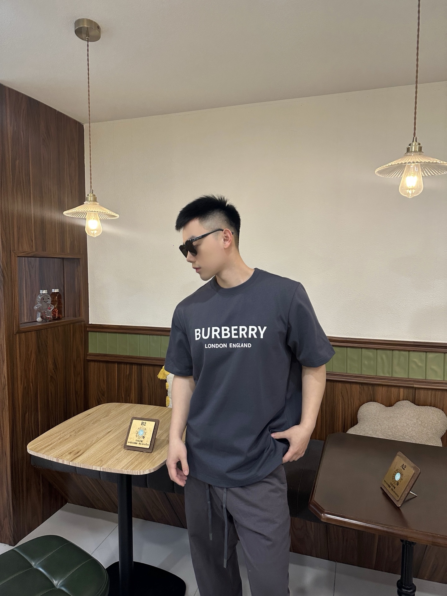 NO:162664,BBR Spring and Summer New Style ~ Ink Blue Letter Classic T Deep Ink Blue Deep Ink Blue Layout Low-key Aura, Bu**y This short sleeve outlines the versatile philosophy with a simple outline. The front chest 