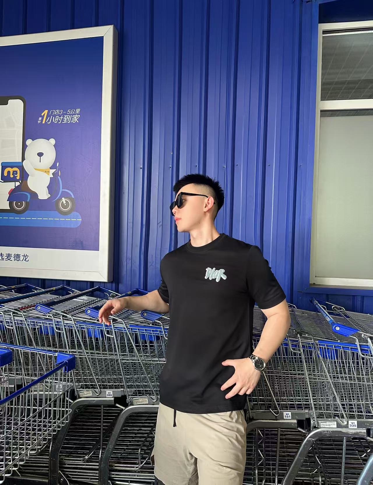  小迪毛巾绣花工艺标识情侣款短袖
 重温经典~高级感拉满的Di**毛巾绣短袖来了！胸前立体“DI**”毛