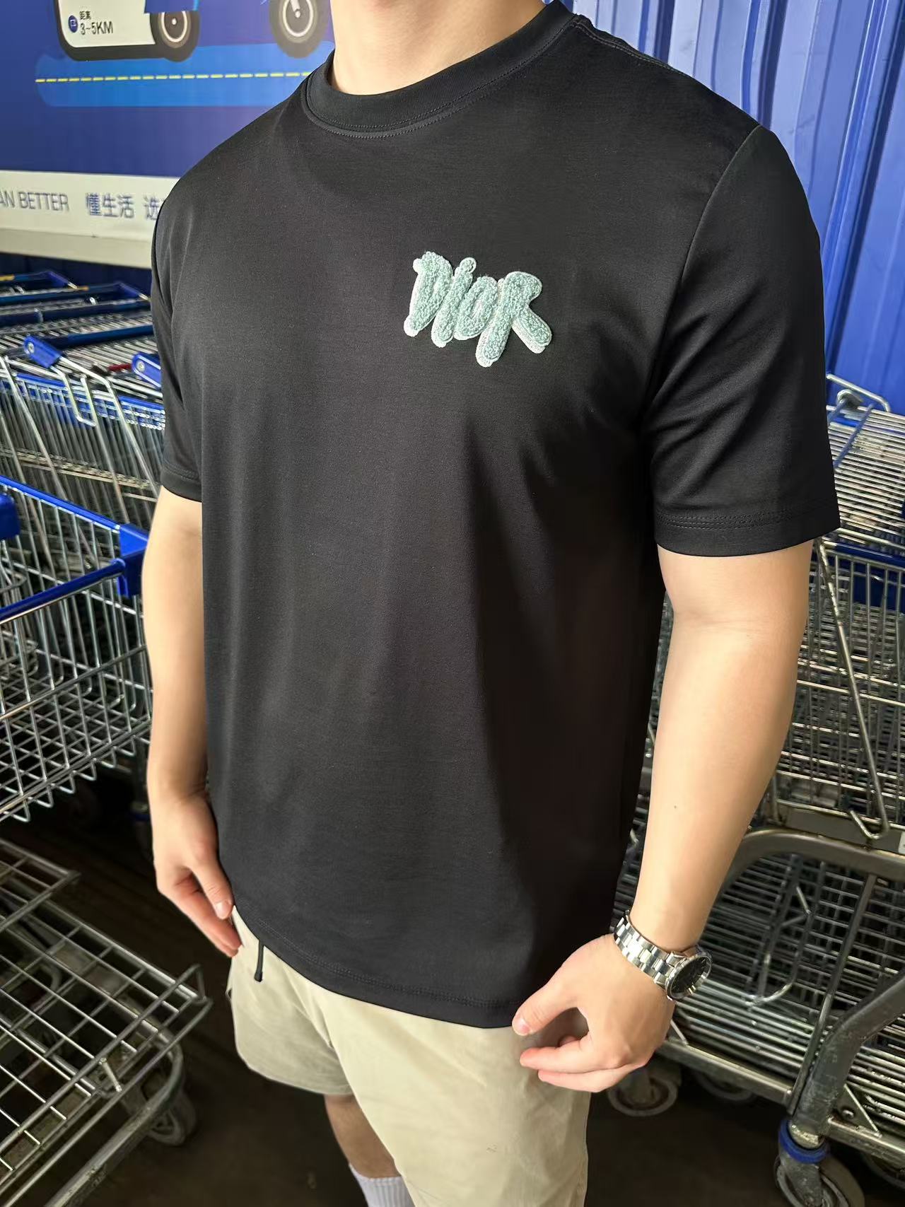  小迪毛巾绣花工艺标识情侣款短袖
 重温经典~高级感拉满的Di**毛巾绣短袖来了！胸前立体“DI**”毛