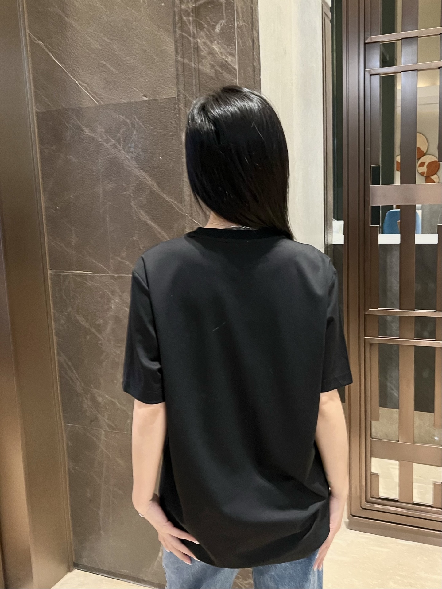  小迪毛巾绣花工艺标识情侣款短袖
 重温经典~高级感拉满的Di**毛巾绣短袖来了！胸前立体“DI**”毛