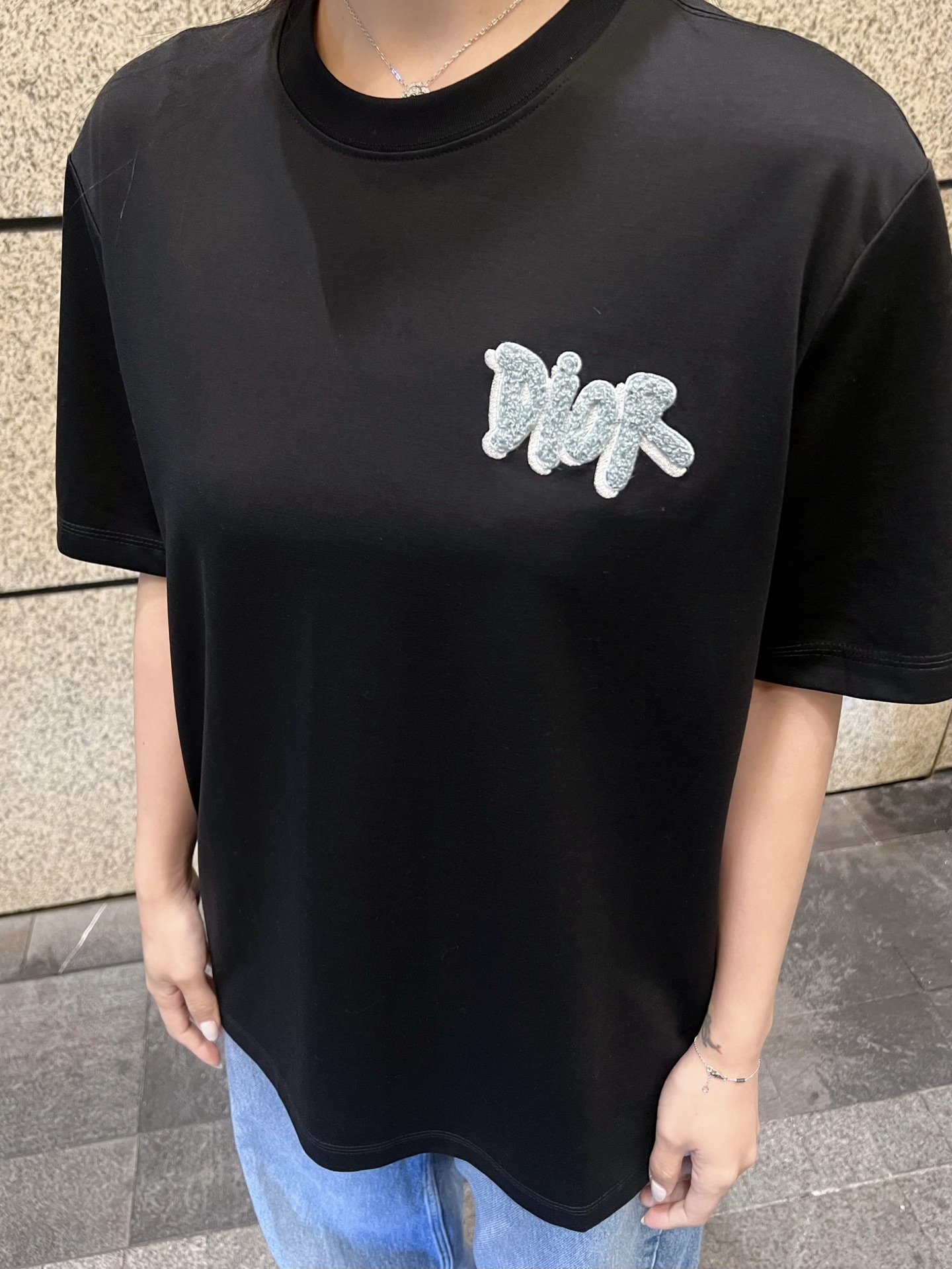  小迪毛巾绣花工艺标识情侣款短袖
 重温经典~高级感拉满的Di**毛巾绣短袖来了！胸前立体“DI**”毛