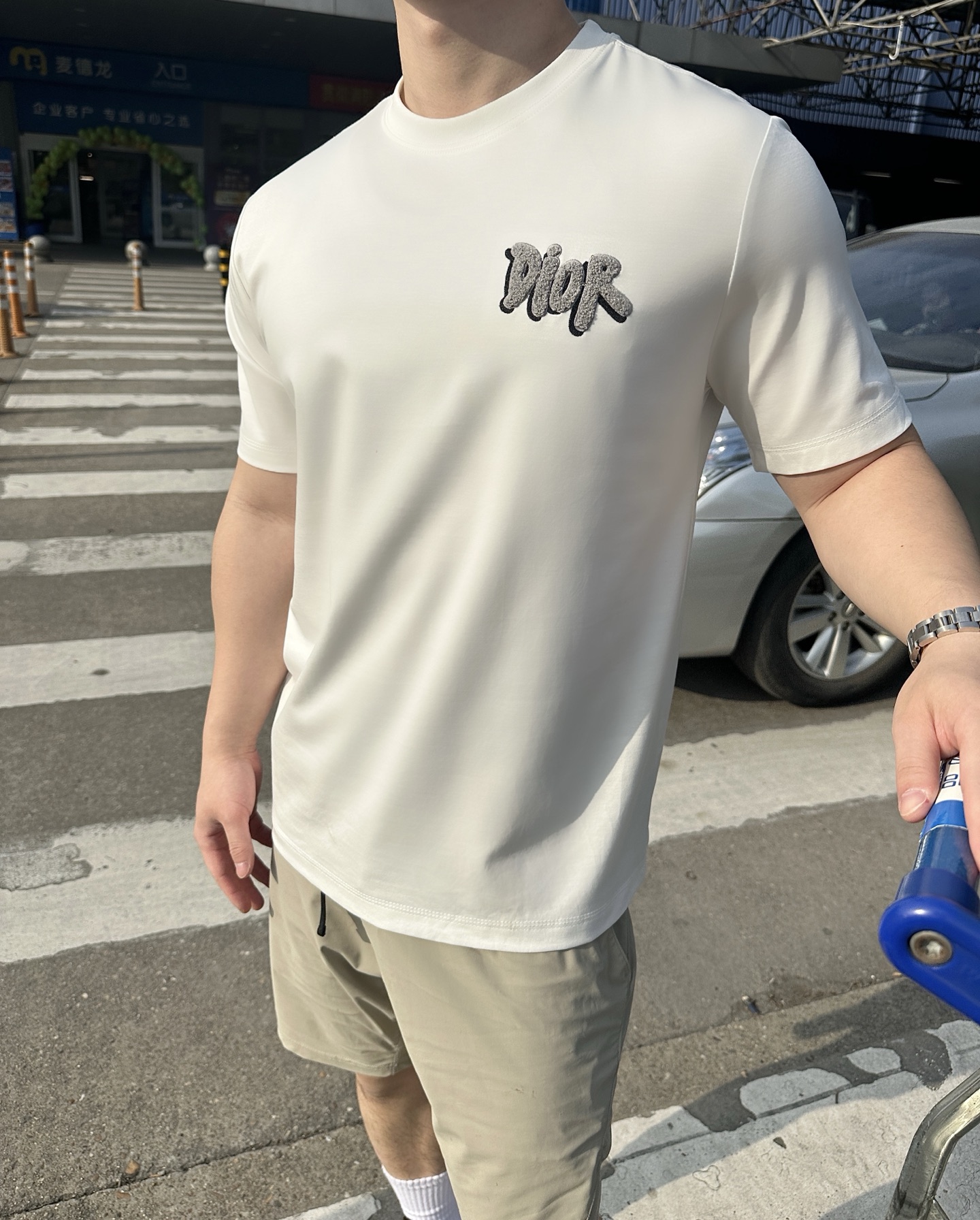  小迪毛巾绣花工艺标识情侣款短袖
 重温经典~高级感拉满的Di**毛巾绣短袖来了！胸前立体“DI**”毛