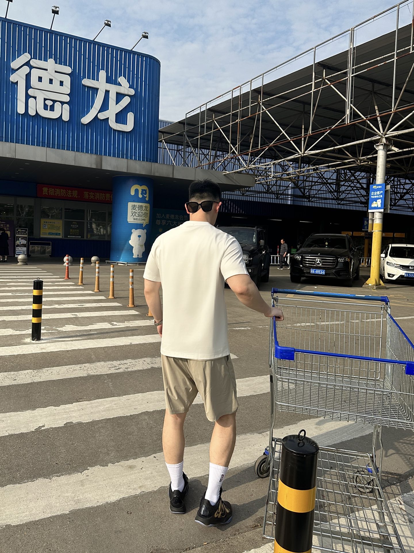  小迪毛巾绣花工艺标识情侣款短袖
 重温经典~高级感拉满的Di**毛巾绣短袖来了！胸前立体“DI**”毛