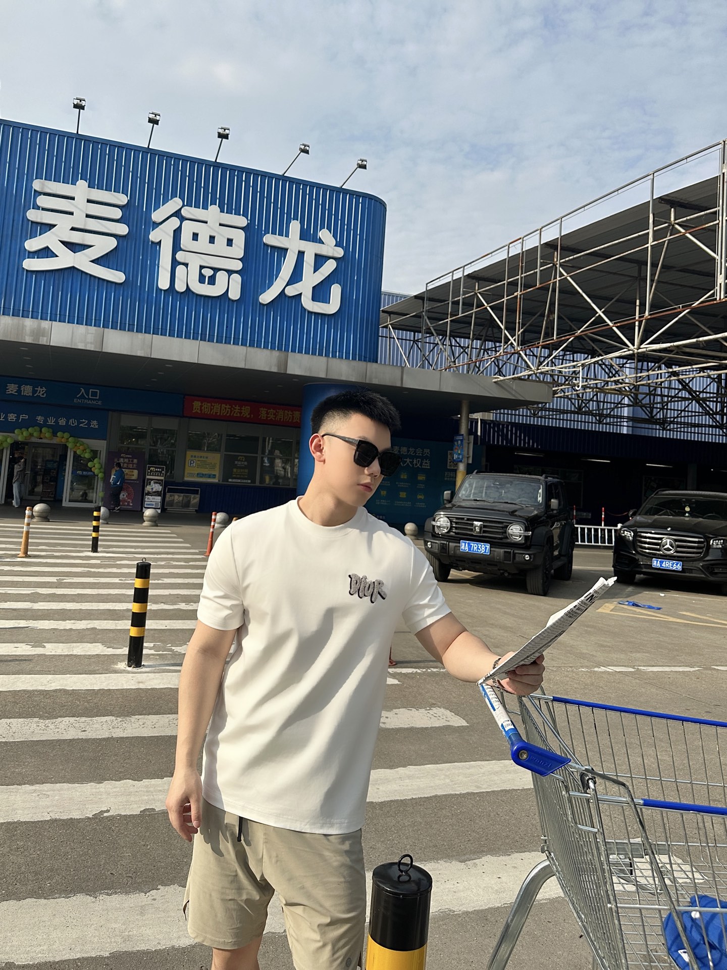  小迪毛巾绣花工艺标识情侣款短袖
 重温经典~高级感拉满的Di**毛巾绣短袖来了！胸前立体“DI**”毛