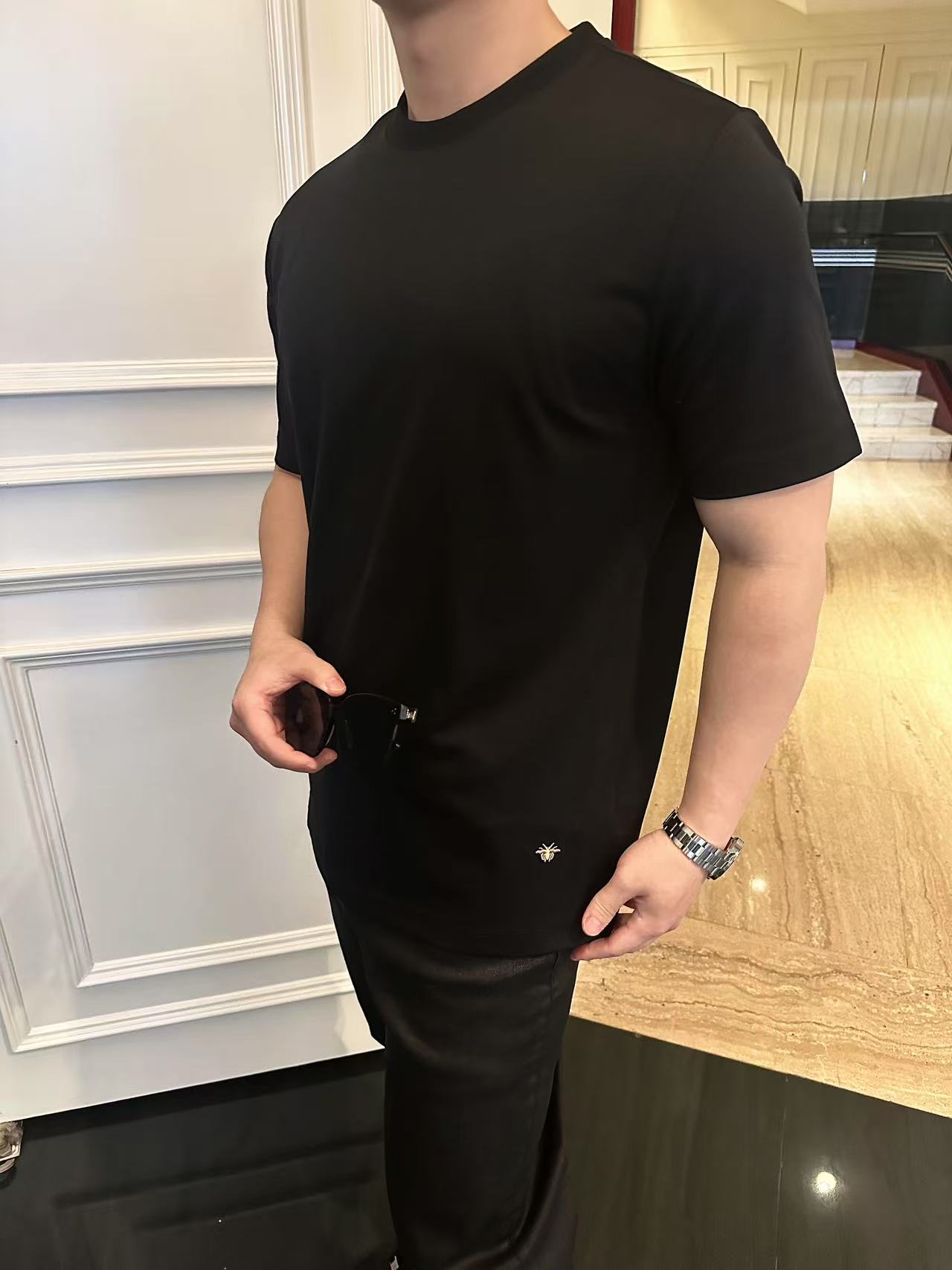 NO:479325,Dr hem gold thread bee embroidered pure cotton short-sleeved T-shirt, fashionable and versatile Little Bee classic T, Xiaodi high-end minimalist series, loose OS style cut, not picky!  Customer-supplied high-weight knitted cotton fabric, with a very solid feel, soft and skin-friendly body feel, very breathable, and the fabric is crisp and shaped. The hem is embroidered with gold embroidery logo, low-key without losing its connotation. The style is simple and elegant, fashionable and stylish, and is an indispensable TEE in summer! Color black and white Size XS-L Exclusive, T-shirt,tees, t-shirt,alexander wang19860909Dr下摆金线蜜蜂刺绣纯棉短袖T恤 时髦百搭小蜜蜂经典T,小迪高级极简系列,宽松OS版型裁剪,不挑人款！客供高克重针织纯棉布面料,手感非常扎实,柔软亲肤的体感,十分透气,面料挺括显型.下摆小蜜蜂金色刺绣logo点缀,低调而不失内涵.款式简洁大方,时尚有型,是夏日不可或缺的TEE! 颜色黑色 白色 尺码XS-L码 独家专供,,T-shirt,tees，t-shirt,alexander wang,Men's clothing