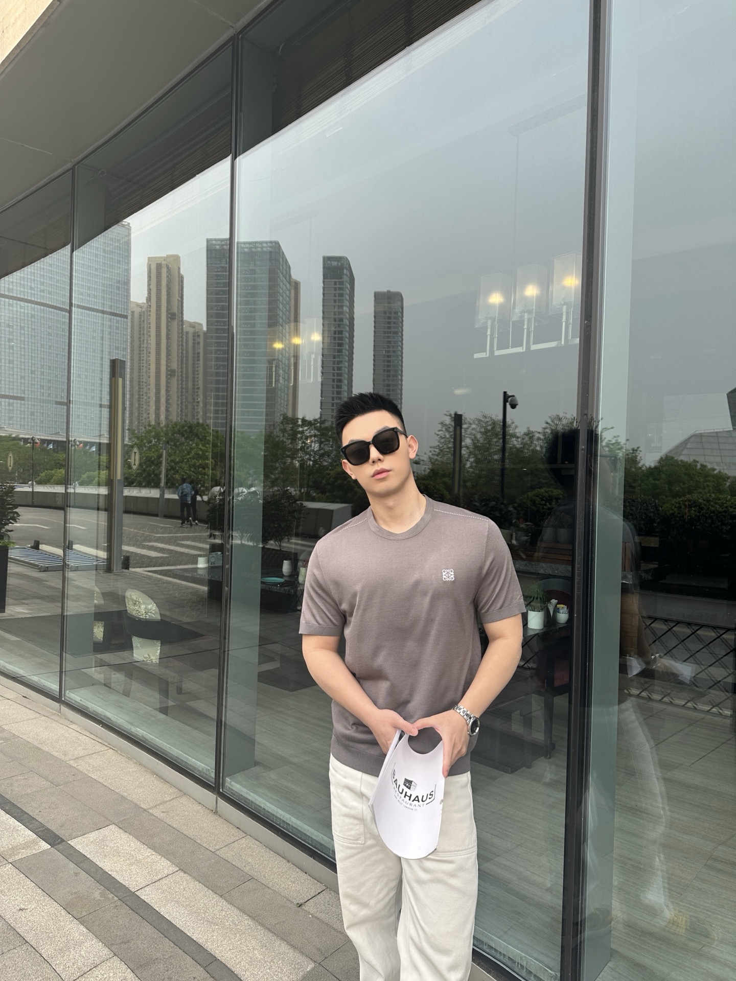 NO:457193,LW summer cool and breathable T~Tensis modal knitted short sleeves Tensim provides high-quality texture, gloss, strong moisture absorption and breathability, elegant draping, modal contributes extreme softness and elasticity and skin-friendly. Both 11 is greater than 2, creating a comfortable and cool feeling with luxury gloss T. The small neckline on the style is exquisite and relaxed. The knitted outlines the body shape and has a good effect of shoulder-lifting and expanding shoulders. The authentic style of high-end fabric knitted special craftsmanship creates the old-fashioned style. The high-luxury slack feeling is irreplaceable by pure cotton. The last sentence is our inherent impression that the knitted T is wool cashmere very hot. It is actually wrong. The Tensim modal knitted T not only has a texture that is far superior to ordinary cotton, but its breathability and coolness are also worthy of research. Taking advantage of the hot 25-year-old money style, add a high-end advanced sweater to the closet. Color gray S-L size  Exclusive, T-shirt,alexander wang19860909LW夏季清凉透气T~天丝莫代尔针织短袖 天丝提供衣服高级质感光泽度 强力吸湿透气性 优雅垂感 莫代尔贡献极致柔软弹性和亲肤 两者11大于2 成就了具有奢品光泽的舒适凉感T. 版型上小领口精致松弛 针织勾勒身型 且很好的收肩扩肩的效果 高端面料地道的版型针织特殊工艺 营造的老钱风 高奢松弛感是纯棉普T无法取代的 最后说一句 我们固有印象针织T就是羊毛羊绒很热其实是不对的 天丝莫代尔针织T不但质感远超普通纯棉 透气性吸湿凉感性更是值得考究 趁着25老钱风大热 为衣橱添一件高端进阶针织衫. 颜色灰色 尺码S-L码 独家专供,,T-shirt,alexander wang,Men's clothing