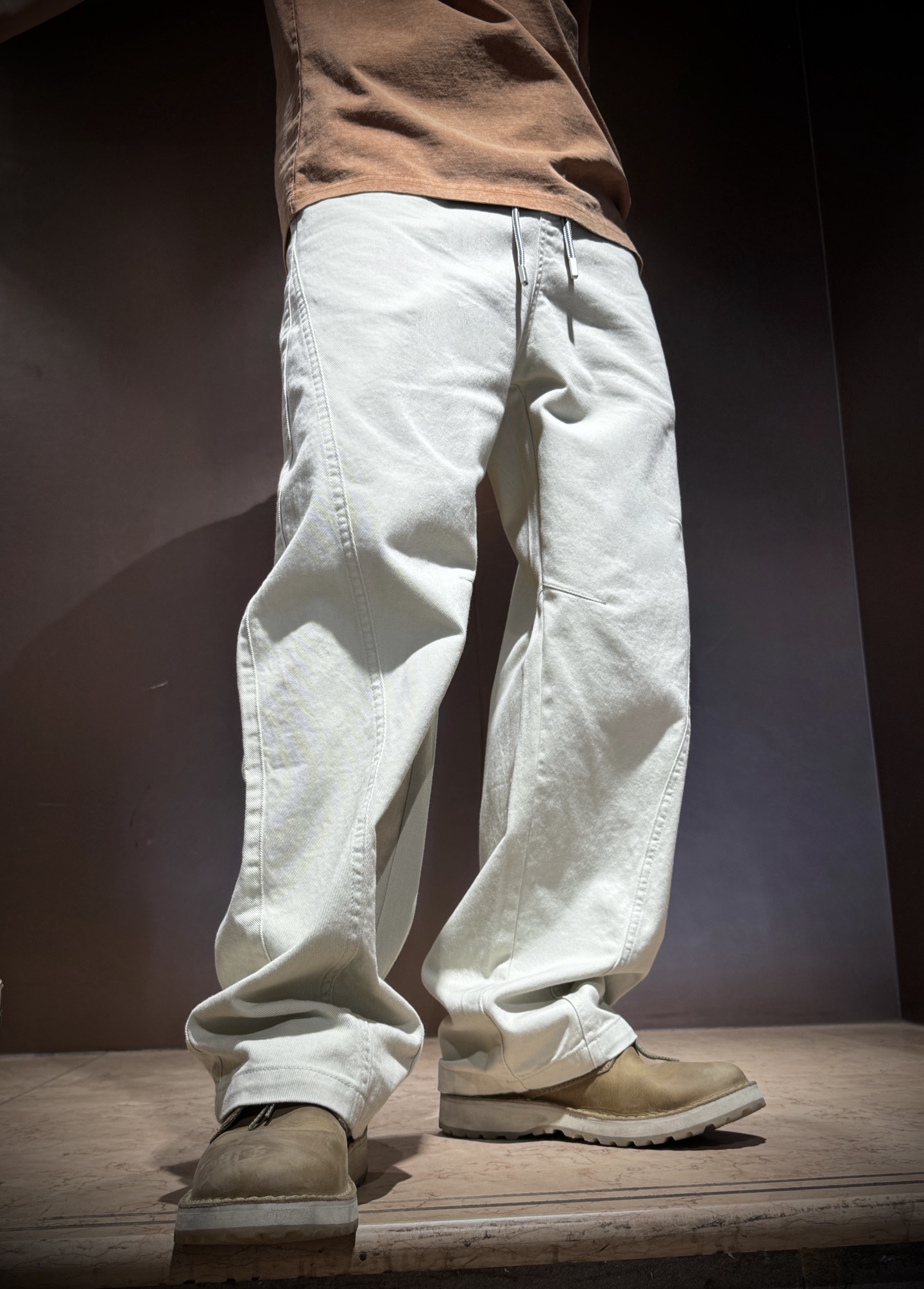 NO:450020,BV rare white cow~ Drawstring elastic waist loose jeans This BV white jeans is a model of fashion and comfort. It is made of pure cotton fabric, with soft texture and excellent breathability, making wearing a pleasure. It uses classic straight-leg pants, simple and smooth lines naturally modify the leg contours, effectively covering the shortcomings of the legs, showing a casual and free temperament, and adapting to various figures. The elastic band at the waist combined with the drawstring design is not only convenient to put on and take off, but also freely adjust the elasticity and meet different wearing needs. The details show the ingenuity, the metal drawstring head has a full texture, adding a sense of exquisiteness; the individual buttons and pocket design is unique, practical and beautiful. The exquisite stitching of the trouser body demonstrates the brand's superb craftsmanship level. Color white Size XS-L Exclusive, bottega veneta, jeans, alexander  wang19860909BV稀罕白牛~抽绳松紧腰宽松牛仔裤 这条BV白色牛仔裤,是时尚与舒适兼具的典范之作.由纯棉面料打造,质地柔软亲肤,透气性极佳,让穿着成为一种享受. 它采用经典直筒裤型,简约流畅的线条自然修饰腿部轮廓,有效遮盖腿部不足,展现随性洒脱的气质,适配各种身材.腰部的松紧带结合抽绳设计,不仅方便穿脱,还能自由调节松紧度,满足不同穿着需求. 细节之处尽显匠心,金属抽绳头质感十足,增添精致感；个性纽扣与口袋设计,独具巧思,实用又美观.裤身的精致缝线,彰显品牌高超工艺水准. 颜色白色 尺码XS-L码 独家专供,,bottega veneta,jeans,alexander wang,Men's clothing