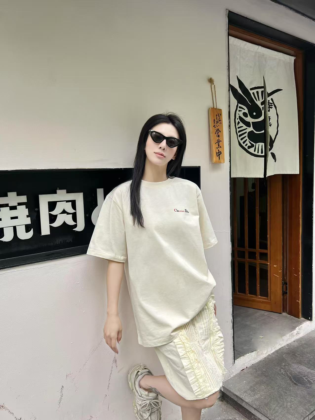 NO:450028,Xiaodi Colorful Letters Graffiti Couple Short Sleeve T-shirt This colorful letters Graffiti Short Sleeve is the best example. The pure beige body is like an artistic canvas, with exquisite 'Christian D*8r' embroidery on the front, which is low-key to tell the brand style. The bold colored letters graffiti pattern on the back, the collision of red and black, and the improvisational expression of abstract art, injecting unrestrained soul into the whole. The exquisite ratio of 99 cotton and 1 polyester fiber brings skin-friendly soft touch and comfortable wearing experience. The loose style is suitable for diverse styles. Whether it is matched with casual shorts or neat trousers, it can easily create a unique fashion atmosphere, allowing you to stand out from the crowd and become the trend focus of walking. Color beige Size XS-L Exclusive, shorts, T-shirt, tees, t-shirt, alexander wang19860909小迪彩色字母涂鸦情侣款短袖T恤 这款彩色字母涂鸦短袖便是最佳例证.纯净米白色衣身,宛如艺术画布,前襟精致的“Christian D*8r”刺绣,低调诉说品牌格调.背部大胆的彩色字母涂鸦图案,红与黑的碰撞,似抽象艺术的即兴表达,为整体注入不羁灵魂. 99棉与1聚酯纤维的精妙配比,带来亲肤柔软触感与舒适穿着体验.宽松版型,适配多元风格,无论是搭配休闲短裤,还是利落长裤,都能轻松营造出独属于你的时尚氛围,让你于人群中脱颖而出,成为行走的潮流焦点. 颜色米色 尺码XS-L 独家专供,,shorts,T-shirt,tees，t-shirt,alexander wang,Men's clothing