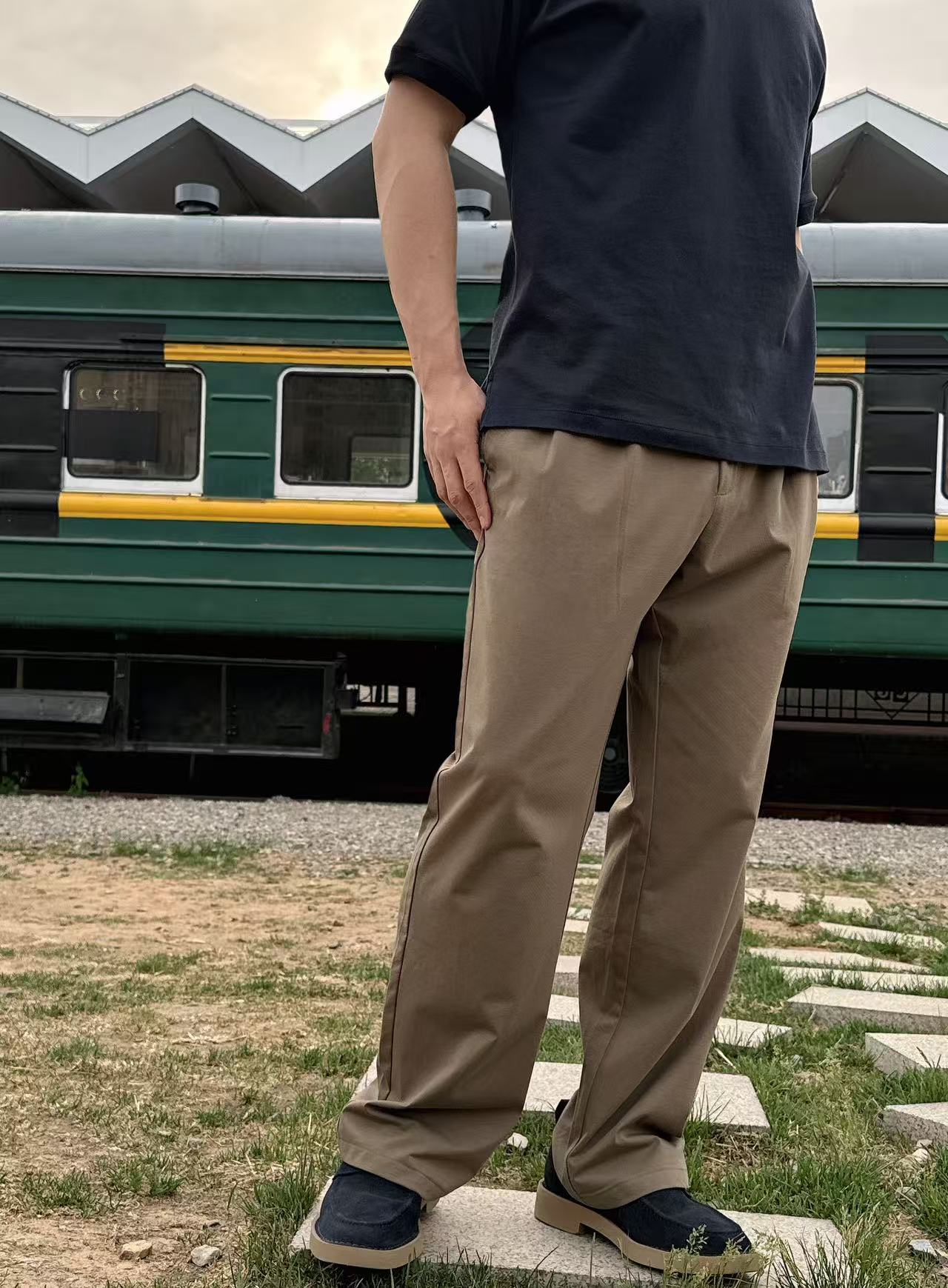 NO:153091,VT brown leather label men's elastic waist drawstring straight pants This casual pants combines fashion and comfort. The brown color tone is classic and versatile, adapted to a variety of styles. The unique elastic band and metal ring design at the waist are matched with simple white buckles, which not only ensure comfort while adding ingenuity to detail. The iconic oval leather logo is decorated with metal 