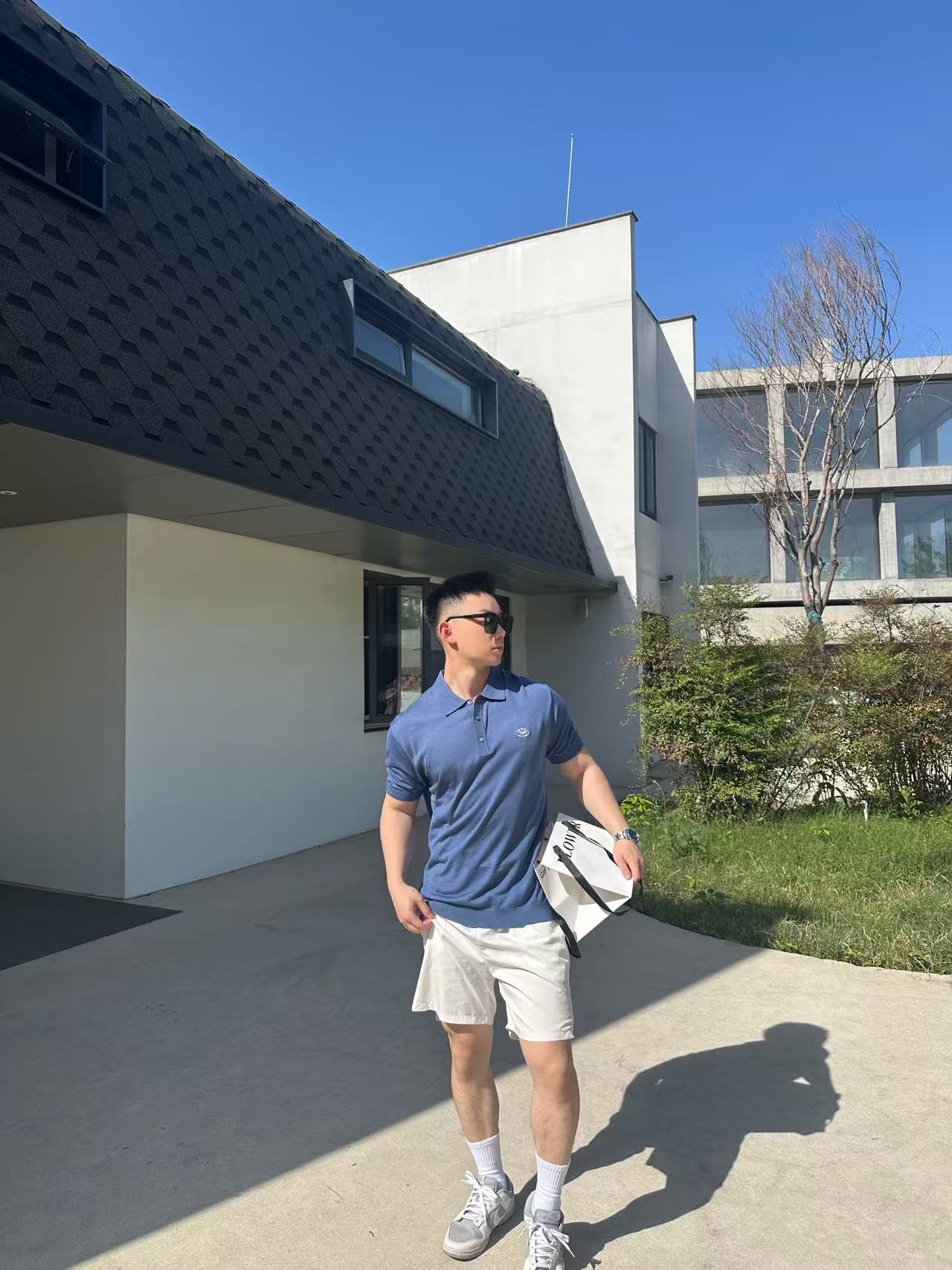 NO:450016,Retro hat blue P-home classical embroidered pattern Polo shirt, grasp the mysterious and elegant feeling of the Italian brand in one go. The material of Tensmodal makes the whole dress smooth, breathable and light and has a draped feeling. There is a miraculous effect of body temperature control in spring and summer. The knitting craft polo style is like the taste of time. It brings not the age but the calmness and calm temperament. The whole dress seems simple, but the color and craft materials are seamless. It is a work that combines taste and quality. Recommended for high-quality life, it will silently show the owner's aura and connotation. Social attributes up up color blue size XS-L exclusively available,,hats,alexander wang19860909复古帽蓝色P家古典刺绣图案Polo衫 把意大利品牌那种神秘优雅的感觉一下拿捏到位 天丝莫代尔的材质使得整件衣服 光滑透气轻盈且保有垂坠感 春夏季有身体控温的奇效 针织工艺polo版型仿佛岁月的味道 它带来的不是年龄增长而是 沉稳 平静的气质  整件衣服看似简单 却把颜色工艺材质融合的天衣无缝 是品味和品质兼得的一件作品 高品质生活家推荐入手 会无声的彰显出主人的气场与内涵 社交属性up up 颜色蓝色 尺码XS-L 独家专供,,hats,alexander wang,Men's clothing