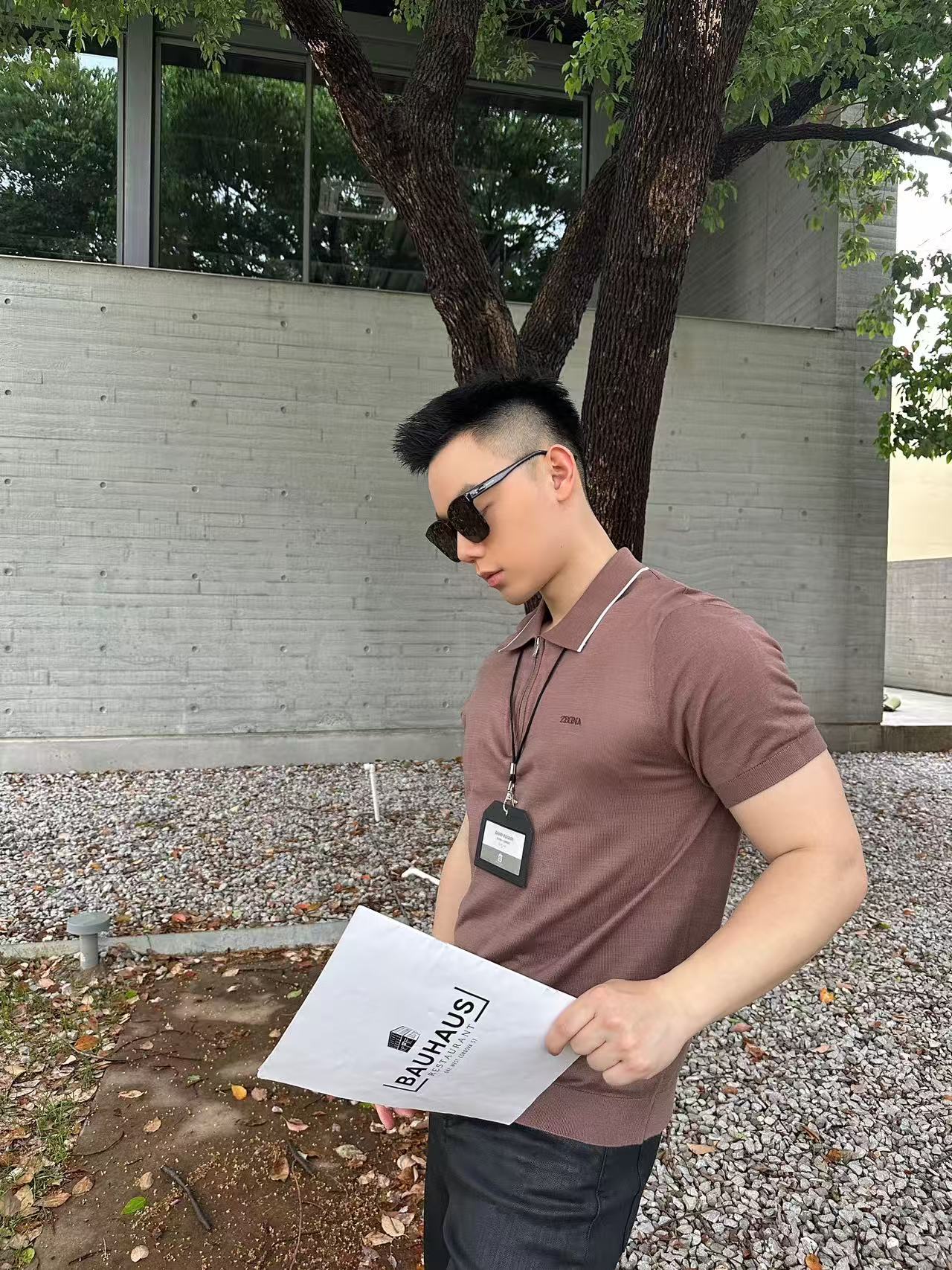 NO:473565,Quality control high-end items, ZZ latte zipper knitted short-sleeved Polo shirt, simple but not lacking style. This ZEG** knitted short-sleeved style outlines the fashionable outline with unique brown tone. The neckline is exquisitely decorated with white edges and is matched with neat zippers, and the details are ingenious. Customized Tens Modal makes the upper body cool and breathable, and it is not stuffy. Whether it is paired with casual trousers walking on the street or with trousers to attend semi-formal occasions, it can be easily controlled, adding an elegance and calmness to you. Brown color Size S-L size exclusive, T-shirt, alexander wang19860909品控高级单品,ZZ拿铁拉链针织短袖Polo衫 简约而不失格调,这款ZEG**针织短袖,以独特棕调勾勒时尚轮廓.领口精致白边装饰,搭配利落拉链,细节之处尽显匠心.定制天丝莫代尔制作,上身凉爽透气不闷热,无论搭配休闲长裤漫步街头,还是配以西裤出席半正式场合,它都能轻松驾驭,为你增添一份优雅与从容. 颜色啡色 尺码S-L码 独家专供,,T-shirt,alexander wang,Men's clothing