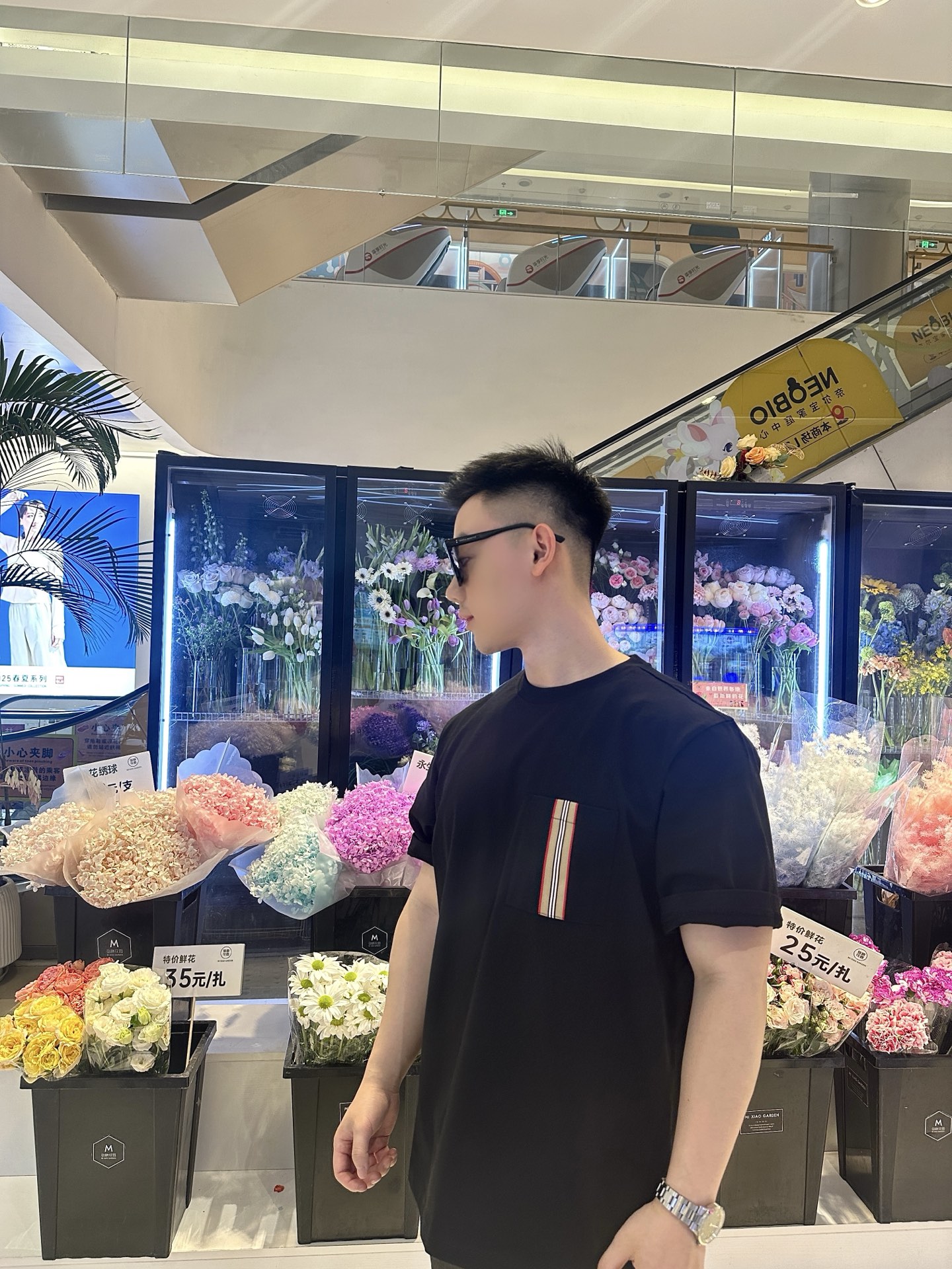 NO:450038,BBR Pocket Classic Webbing Logo Couple Short-Sleeve T-shirt with Classic and Texture. This BUR***RY Pocket Webbing High Grade Heavy Cotton Short-Sleeve Shows an extraordinary style. Selected 99G Heavy Cotton fabric, paired with 1 polyester fiber, not only ensures a soft and skin-friendly wear experience, but also adds the clarity and durability of the clothes. The iconic webbing is decorated on the pocket, and the classic striped elements are cleverly embellished, which is a condensed expression of the brand's profound heritage and fashion attitude. The simple round neck design is adapted to a variety of styles. Whether it is a casual shorts to enjoy the holidays or a combination with jeans to create a daily commuter look, it can be easily controlled, showing unique taste in the details, and is an indispensable fashion item in the wardrobe. Color black white Size XS-L  Exclusive, burberry, shorts, jeans, T-shirt, tees, t-shirt, alexander wang19860909BBR口袋经典织带标识情侣款短袖T恤 经典与质感并存,这款BUR***RY口袋织带高克重纯棉短袖,尽显非凡格调.精选99高克重纯棉面料,搭配1聚酯纤维,既保证了柔软亲肤的穿着体验,又增添了衣物的挺括与耐用性. 标志性织带装饰于口袋之上,经典条纹元素巧妙点缀,是品牌深厚底蕴与时尚态度的凝练表达.简约圆领设计,适配多元风格,无论是搭配休闲短裤畅享假日时光,还是与牛仔裤组合打造日常通勤造型,都能轻松驾驭,于细节处彰显独特品味,是衣橱中不可或缺的时尚单品. 颜色黑色 白色 尺码XS-L码 独家专供,,burberry,shorts,jeans,T-shirt,tees，t-shirt,alexander wang,Men's clothing