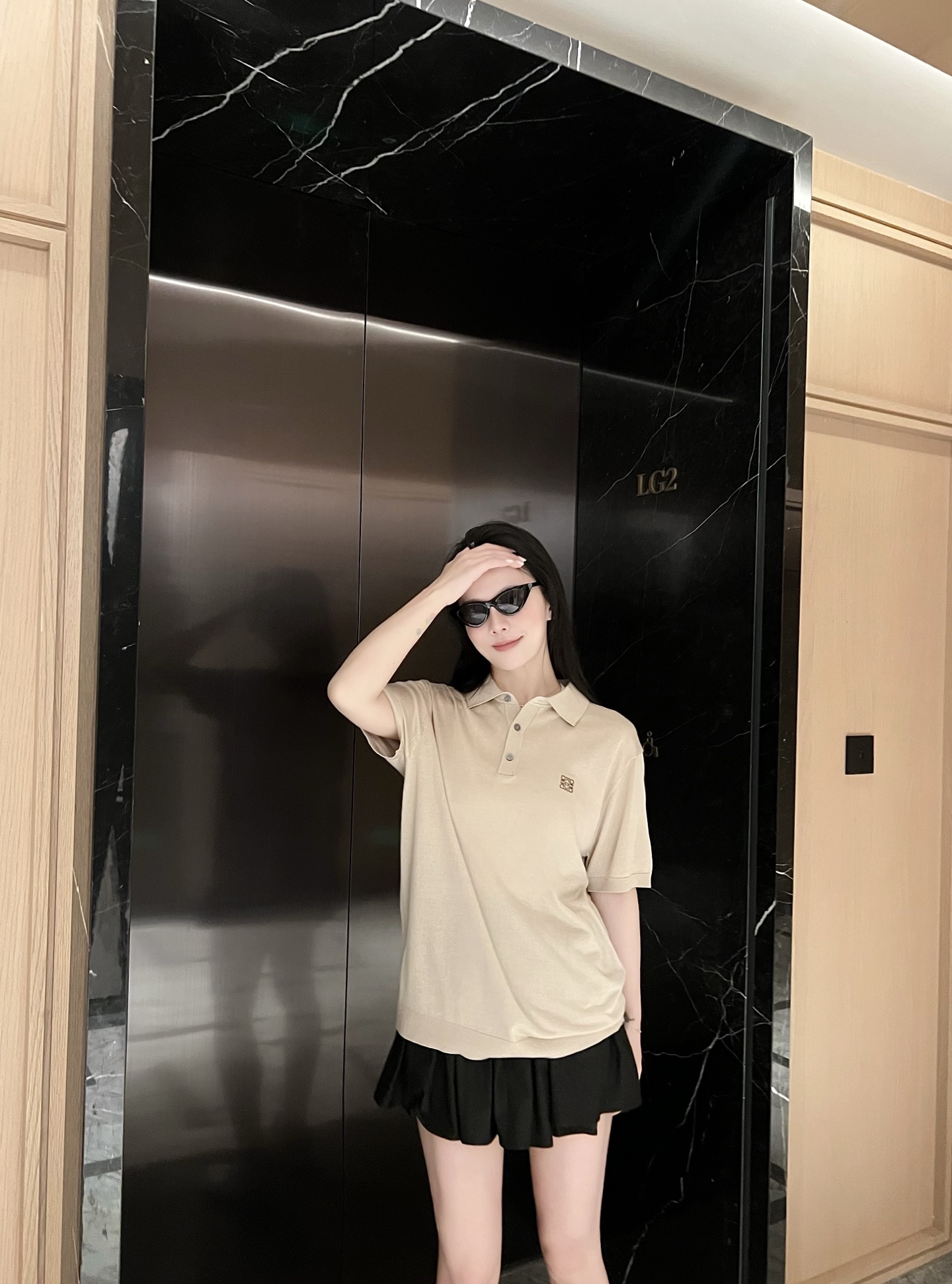 NO:155901,LW Classic Logo Embroidery ~ Apricot Color Laoqian Knitted Polo Shirt This knitted Polo Shirt perfectly combines simplicity and exquisiteness. The classic Polo collar is matched with textured buttons, and the retro charm shows elegant style. The delicate knitted texture outlines the smooth body lines, fitting the body without losing comfort. The iconic embroidery of the LW classic brand logo of the body is low-key and luxurious, and is a symbol of taste and identity. Selected pure cotton fabrics are skin-friendly and breathable, soft and comfortable, and can be easily controlled in daily leisure or business occasions, creating a unique and charming fashion style for you. Color apricot Size XS-L Exclusive, alexander wang19860909LW经典徽标刺绣~杏色老钱针织Polo衫 这款针织Polo衫,将简约与精致完美融合.经典的Polo领型,搭配质感十足的纽扣,复古韵味中尽显优雅格调.细腻的针织纹理,勾勒出流畅的衣身线条,贴合身形又不失舒适感. 衣身的LW经典品牌徽标标志性刺绣,低调而奢华,是品味与身份的象征.精选纯棉面料,亲肤透气,柔软舒适,无论是日常休闲还是商务场合,都能轻松驾驭,为你打造独具魅力的时尚造型. 颜色杏色 尺码XS-L码 独家专供,,alexander wang,Men's clothing