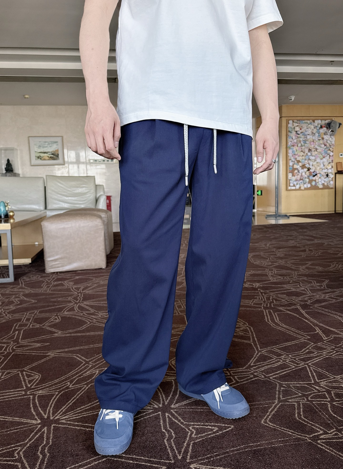 NO:153095,PD summer new favorite ~ Customized navy wool linen technology fabric blend casual pants Fashionable and attitude high-end casual pants for men, deep navy, classic and versatile, suitable for a variety of styles. Customized technology blend fabrics of linen, tense, wool and spandex are combined with breathability of linen, softness of tense, warmth of wool and elasticity of spandex, comfortable and skin-friendly, and are comfortable and unrestrained. The waist drawstring design can flexibly adjust elasticity and meet different waist needs. The loose wide-leg style modifies the leg lines, showing casual and atmosphericity. The exquisite brand embroidery logo at the back pocket shows a low-key luxury texture. Whether it is daily travel or casual gathering, it can help you easily create outstanding shapes. Color navy blue Size XS-L exclusively available,,alexander wang19860909PD夏季新宠~定制海军蓝羊毛亚麻科技面料混纺休闲裤 时髦有态度的男士高端休闲裤,深邃海军蓝,经典百搭,适配多样风格.采用亚麻、天丝、羊毛、氨纶定制科技混纺面料,兼具亚麻的透气、天丝的柔软、羊毛的保暖与氨纶的弹性,舒适亲肤,穿着自在无拘. 腰部抽绳设计,可灵活调节松紧,贴合不同腰围需求.宽松阔腿版型,修饰腿部线条,尽显随性大气.后袋处精致的品牌刺绣标识,低调彰显奢华质感,无论是日常出行还是休闲聚会,都能助你轻松打造出众造型. 颜色海军蓝色 尺码XS-L 独家专供,,alexander wang,Men's clothing