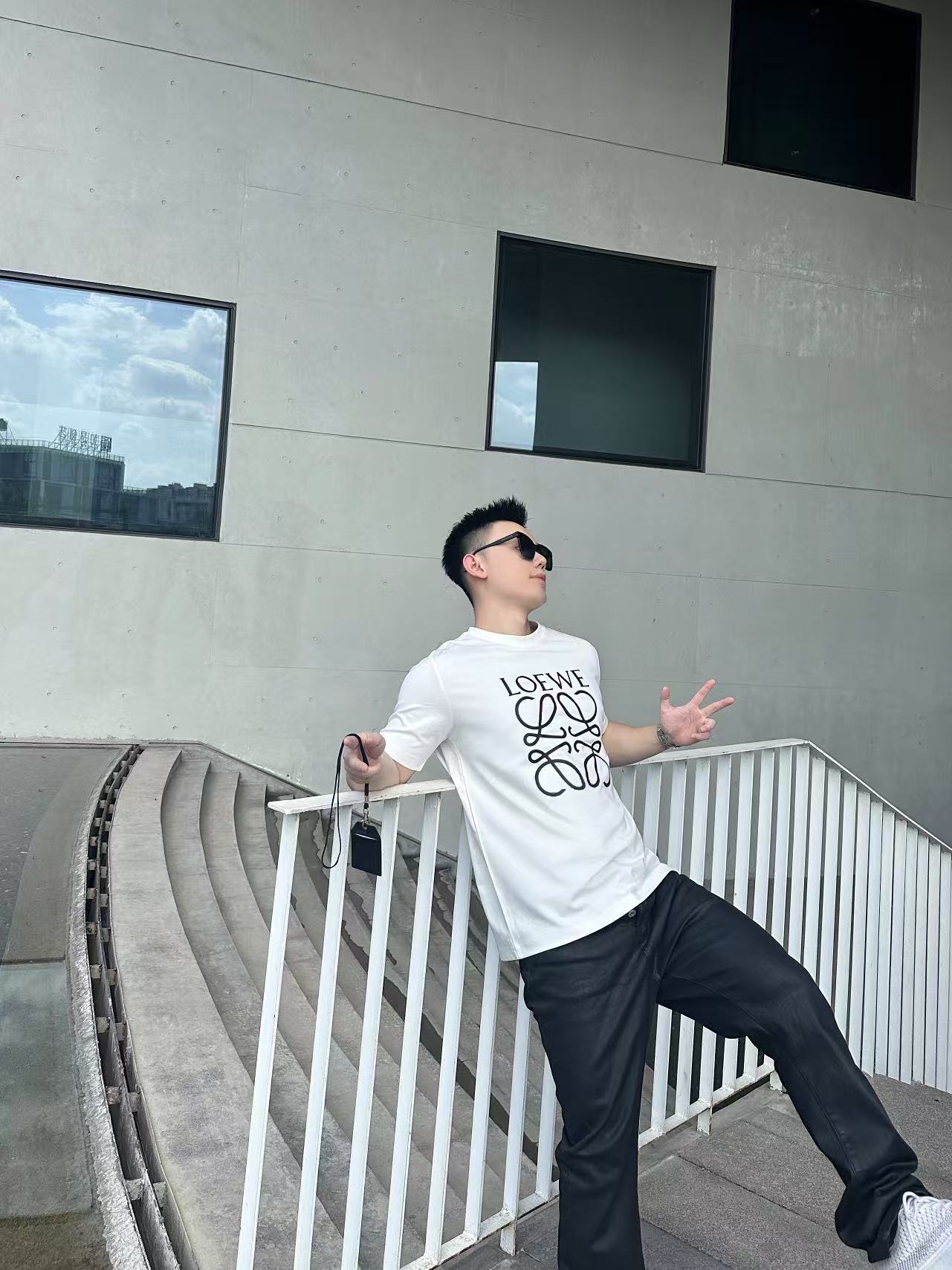 NO:155886,LW contrasting color large logo print couple short-sleeved T-shirt with a very recognizable large letter print on the front is Loe**'s signature element, ostentatious and eye-catching, cleverly blending the brand's classic and modern fashion. The unique design breaks the monotony and easily becomes the focus of dressing. Whether it is paired with jeans to create a casual style or sports shorts to show vitality and dynamic, it can be perfectly controlled. It uses high-quality pure cotton fabric with a full texture. This fabric has an excellent drape, with a crisp and stylish upper body, and is soft and skin-friendly, comfortable and comfortable to wear, and has excellent breathability. Even in the hot summer, it can allow the skin to breathe freely. Color black blue white Size XS-L Exclusive, loewe, shorts, jeans, T-shirt, tees, t-shirt, alexander wang19860909LW撞色大logo印花情侣款短袖T恤 正面极具辨识度的大字母印花,是Loe**标志性元素,张扬而醒目,巧妙融合了品牌经典与现代时尚.独特的设计,打破单调,轻松成为穿搭焦点,无论是搭配牛仔裤打造休闲随性风,还是配上运动短裤展现活力动感,都能完美驾驭. 它采用高克重纯棉面料,质感满满.这种面料有着出色的垂坠感,上身挺括有型,同时又柔软亲肤,贴身穿舒适自在,透气性极佳,即使在炎炎夏日,也能让肌肤自由呼吸. 颜色黑色 蓝色 白色 尺码XS-L码 独家专供,,loewe,shorts,jeans,T-shirt,tees，t-shirt,alexander wang,Men's clothing