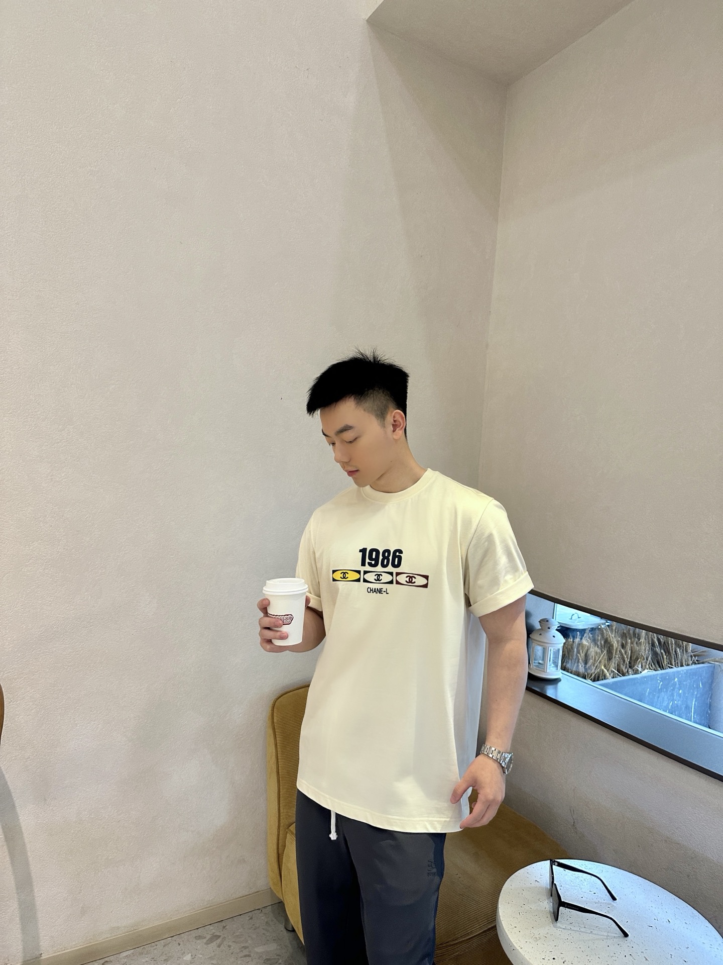 NO:155896,Xiaoxiang's medieval style high-end letter beige short-sleeved T-shirt. Classic retrospectively, Xiaoxiang's medieval style short-sleeved T-shirt is coming!  The milky white tone is gentle and versatile, like an elegant poem tempered by time. The 