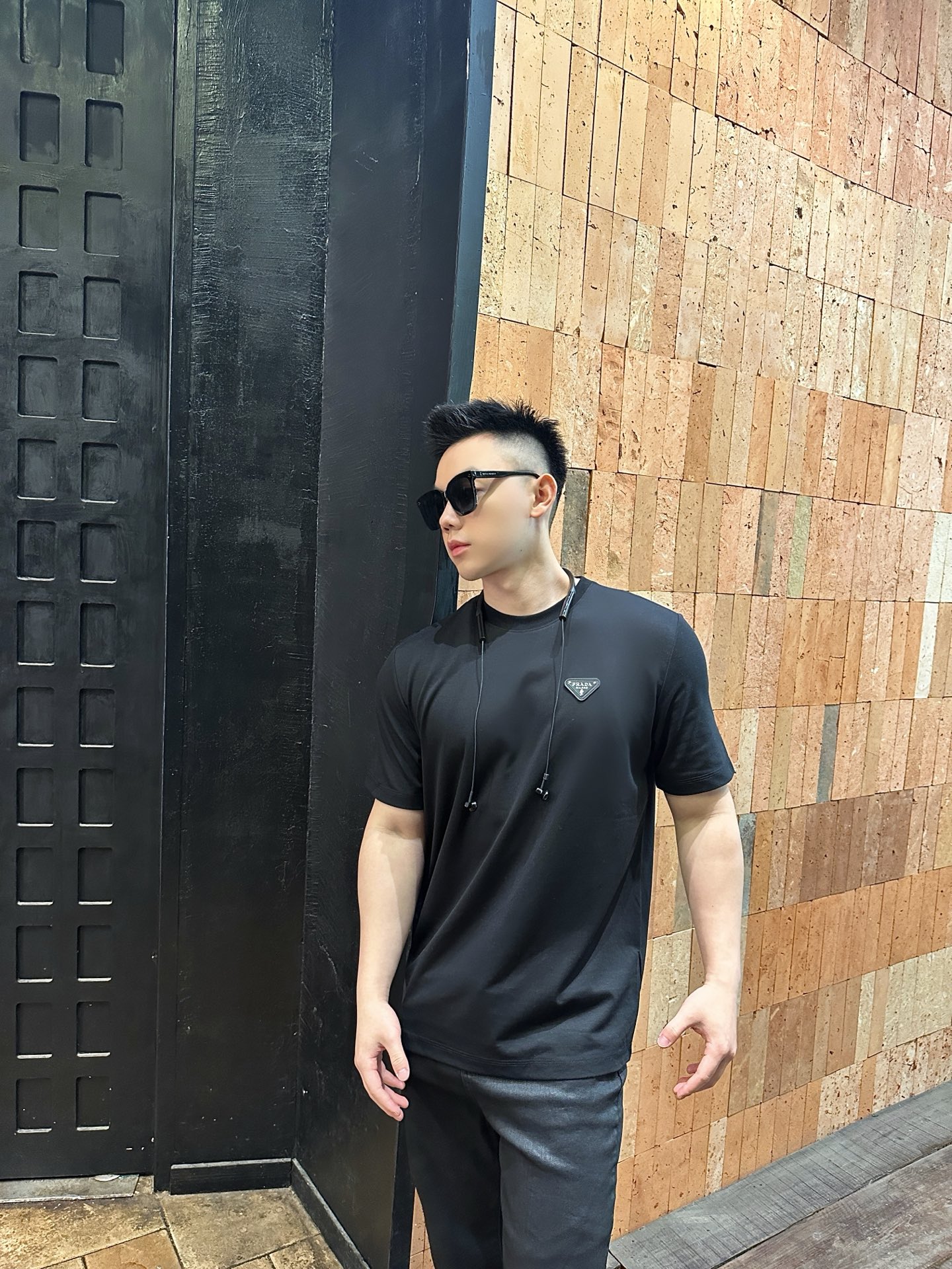 NO:450047,PD summer new model ~ Black and white samurai couple short-sleeved T-shirt is simple but not lacking in style, PRA** black and white samurai short-sleeved debut!  Classic black and white colors are like the eternal poems of the fashion industry, versatile and recognizable. The iconic triangle logo and 'PRA** MILANO' are exquisitely presented, showing the luxury identity in a low-key manner, telling the brand's fashion heritage originated from Milan. Selected high-quality fabrics, delicate touch, comfortable and breathable, taking into account texture and comfort. The neat tailoring outlines smooth lines, fits the body without losing its freedom and freedom. Whether it is a business and casual occasion or a trendy street walk, you can easily control it and create a unique and high-end fashion style for you. Color black and white Size XS-L Exclusive, prada, T-shirt,tees, t-shirt, alexander wang19860909PD夏季新款~黑白武士情侣款短袖T恤 简约而不失格调,PRA**黑白色武士短袖震撼登场！经典黑白双色,如同时尚界的永恒诗篇,百搭且极具辨识度. 标志性三角徽标与“PRA** MILANO” 字样精致呈现,低调中彰显奢华身份,诉说着品牌源自米兰的时尚底蕴.精选优质面料,触感细腻,穿着舒适透气,兼顾质感与舒适度. 利落的剪裁勾勒出流畅线条,贴合身形又不失自在随性,无论是商务休闲场合,还是潮流街头漫步,都能轻松驾驭,为你塑造独特而高级的时尚型格. 颜色黑色 白色 尺码XS-L码 独家专供,,prada,T-shirt,tees，t-shirt,alexander wang,Men's clothing