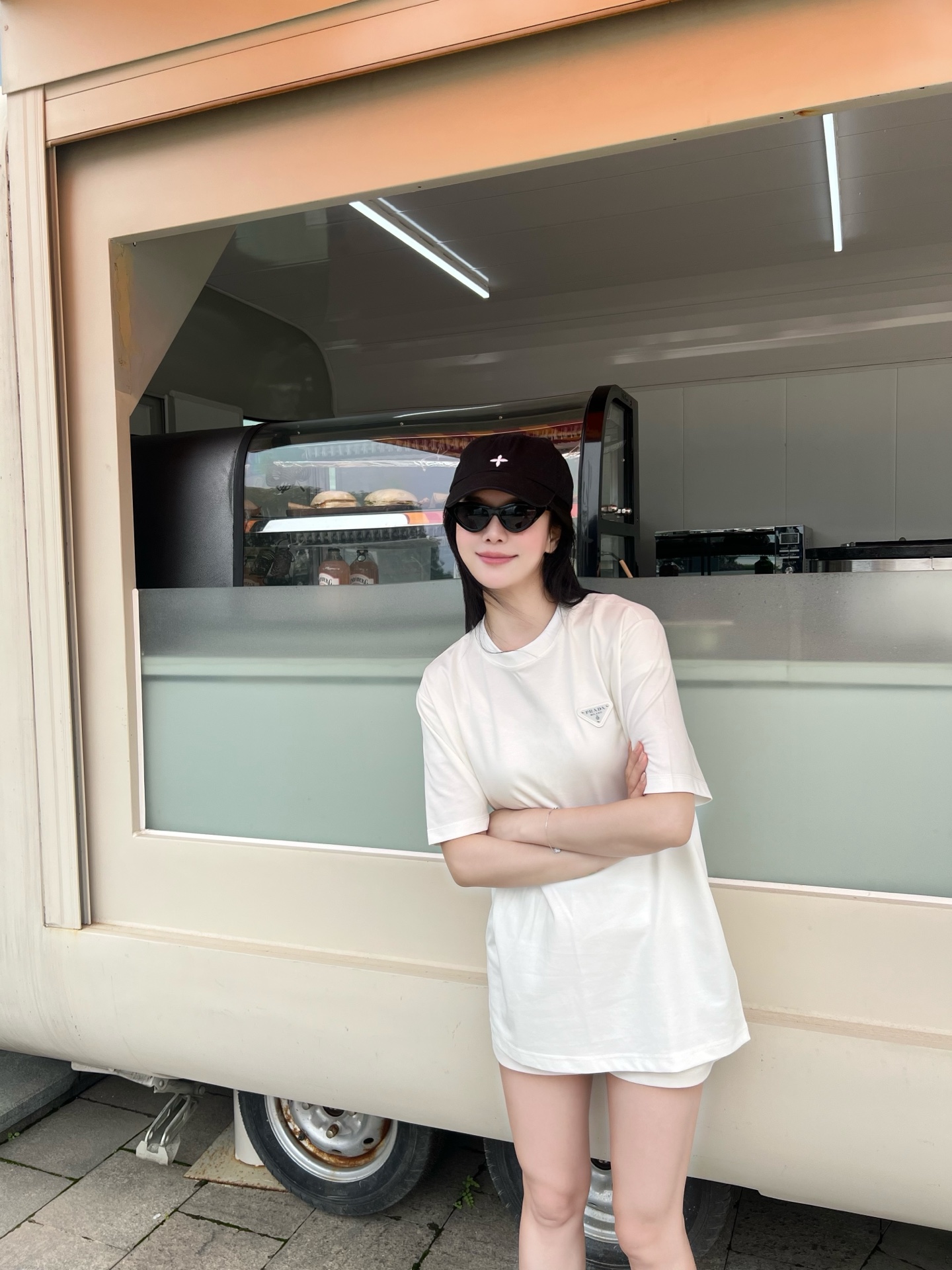 NO:450052,PD summer new model ~ Black and white samurai couple short-sleeved T-shirt is simple but not lacking in style, PRA** black and white samurai short-sleeved debut!  Classic black and white colors are like the eternal poems of the fashion industry, versatile and recognizable. The iconic triangle logo and 'PRA** MILANO' are exquisitely presented, showing the luxury identity in a low-key manner, telling the brand's fashion heritage originated from Milan. Selected high-quality fabrics, delicate touch, comfortable and breathable, taking into account texture and comfort. The neat tailoring outlines smooth lines, fits the body without losing its freedom and freedom. Whether it is a business and casual occasion or a trendy street walk, you can easily control it and create a unique and high-end fashion style for you. Color black and white Size XS-L is exclusively available,,prada,T-shirt,tees,t-shirt,alexander wang19860909PD夏季新款~黑白武士情侣款短袖T恤 简约而不失格调,PRA**黑白色武士短袖震撼登场！经典黑白双色,如同时尚界的永恒诗篇,百搭且极具辨识度. 标志性三角徽标与“PRA** MILANO” 字样精致呈现,低调中彰显奢华身份,诉说着品牌源自米兰的时尚底蕴.精选优质面料,触感细腻,穿着舒适透气,兼顾质感与舒适度. 利落的剪裁勾勒出流畅线条,贴合身形又不失自在随性,无论是商务休闲场合,还是潮流街头漫步,都能轻松驾驭,为你塑造独特而高级的时尚型格. 颜色黑色 白色 尺码XS-L 独家专供,,prada,T-shirt,tees，t-shirt,alexander wang,Men's clothing