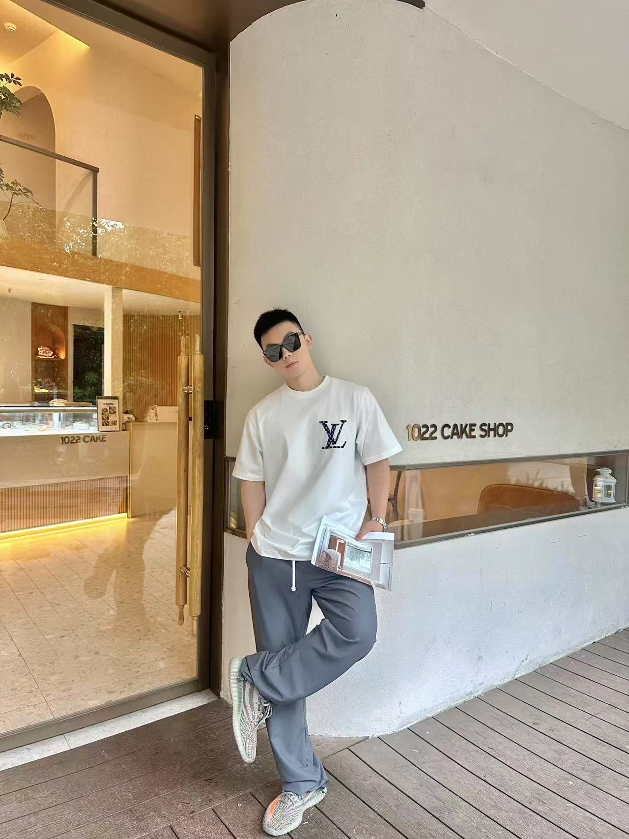 NO:450074,1V denim old-fashioned logo white short-sleeved T-shirt classic and fashion collision, Louis*'s white short-sleeved logo is on the spot. The iconic denim old-fashioned 'V' logo is cleverly embellished on the chest, and the retro charm and trendy style blend, instantly becoming the visual focus. The unique fabric design on the back shows the brand's heritage in a low-key manner. Selected 99 cotton and 1 polyester fabric, skin-friendly and breathable, and full of comfort. Loose style, suitable for diverse dressing scenes, whether you are strolling on the street or attending casual parties, you can easily control it, helping you to calmly interpret French luxury style. Color white Size XS-L Exclusive, louis vuitton, T-shirt,tees, t-shirt,alexander wang198609091V牛仔老花标识白色短袖T恤 经典与时尚碰撞,路易*这款白色短袖瞩目登场.标志性牛仔老花“V”标识,巧妙缀于胸前,复古韵味与潮流格调交融,瞬间成为视觉焦点.后背独特布标设计,低调彰显品牌底蕴. 甄选 99棉与 1聚酯纤维面料,亲肤透气,舒适感拉满.宽松版型,适配多元穿搭场景,无论是漫步街头,还是出席休闲聚会,皆能轻松驾驭,助你从容诠释法式奢华风尚 . 颜色白色 尺码XS-L 独家专供,,louis vuitton,T-shirt,tees，t-shirt,alexander wang,Men's clothing