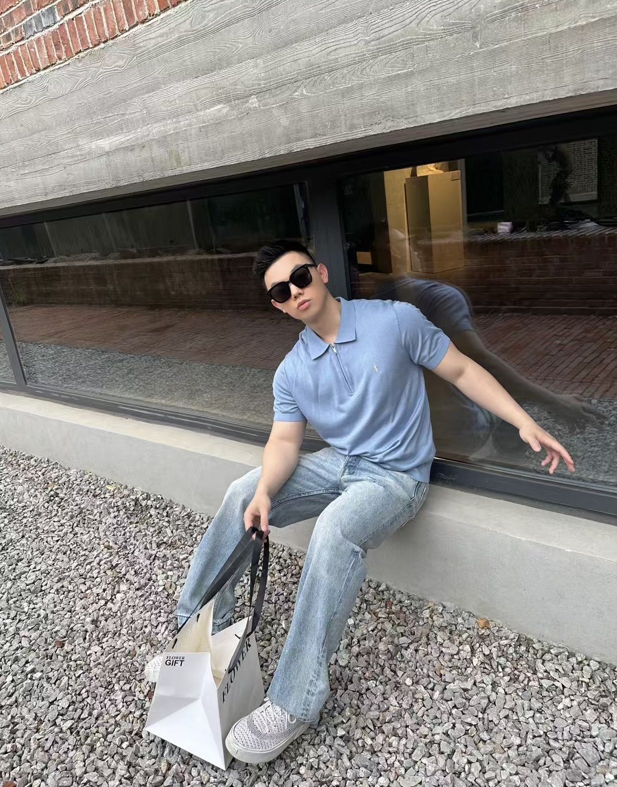 NO:450059,Refreshing summer outfit~YSL ice blue half-zipper knitted Polo This ice blue knitted short sleeve perfectly combines French elegance and fashionable texture. The ice blue tone is fresh and refined, like the clear sky in spring, bringing coolness. The semi-zipper design adds a sense of neatness and detail. The brand's iconic YSL embroidery is low-key and luxurious, showing its unique identity. Selected knitted fabrics, with delicate and soft texture, close to the skin, good breathability, and comfortable to wear. With the blessing of Italian exquisite craftsmanship, every stitching and every stitching reveals ingenuity. Whether it is matched with casual denim or combining with trousers to create a refined business style, it can be easily controlled and is the best choice to enhance the taste of the wardrobe. Color ice blue Size S-L is exclusively available, saint laurent, T-shirt, alexander wang19860909夏日清爽穿搭~YSL冰蓝色半拉链针织Polo 这款冰蓝针织短袖,将法式优雅与时尚质感完美融合.冰蓝色调清新脱俗,似春日晴空,带来沁心凉意 .半拉链设计增添利落感与细节层次,品牌标志性YSL刺绣低调而奢华,彰显独特身份. 甄选上乘针织面料,质地细腻柔软,贴身亲肤,透气性佳,穿着舒适自在.意大利精湛工艺加持,每一处缝线、每一个针脚都透露着匠心独运.无论是搭配休闲牛仔展现随性,还是与西裤组合营造精致商务风,它都能轻松驾驭,是提升衣橱品味的不二之选. 颜色冰蓝色 尺码S-L 独家专供,,saint laurent,T-shirt,alexander wang,Men's clothing