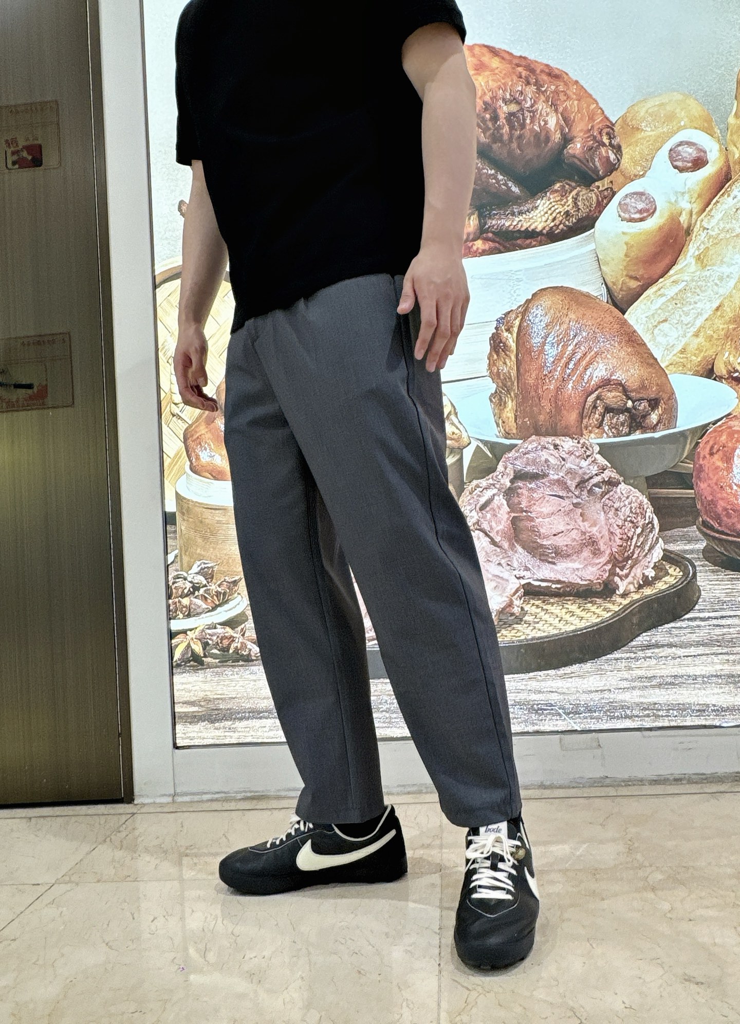 NO:450066,Majira gray men's pants ~ nine-point cotton and linen casual pants trousers. This wide-leg trousers are a perfect fusion of fashion and comfort!  It is carefully crafted from cotton and linen material, which is soft and skin-friendly, and has numb breathable and crispy. In summer, it can keep your legs refreshed and say goodbye to stuffy and sticky. The classic dark gray is calm and versatile, and can be easily adapted for both business occasions and casual parties. The neat straight-tube style is very friendly to all kinds of leg shapes. While modifying the leg shape, it also adds a bit of casual atmosphere. The iconic design details are even more highlighted. The unique stitching decoration at the back waist inadvertently shows a unique taste; the matching black belt and metal buckle are exquisite and textured, which not only freely adjust the waist circumference, but also enhances the fashion of the overall shape. Color gray Size XS-L is exclusively available,,masion margiela,alexander wang19860909马吉拉灰色男裤~九分棉麻休闲裤 西裤 这款阔腿西裤,简直是时尚与舒适的完美融合！它由棉麻材质精心打造 ,既有棉的柔软亲肤,又有麻的透气挺括,夏天穿着,能让双腿时刻保持清爽,告别闷热黏腻. 经典的深灰色,沉稳又百搭,无论是商务场合还是休闲聚会都能轻松适配.利落的直筒版型,对各种腿型都超友好,修饰腿型的同时,还增添了几分随性大气.标志性的设计细节更是亮点,后腰处别具一格的缝线装饰,不经意间展现独特品味；搭配的黑色腰带,金属扣精致有质感,不仅能自由调节腰围,更提升了整体造型的时尚度. 颜色灰色 尺码XS-L 独家专供,,masion margiela,alexander wang,Men's clothing