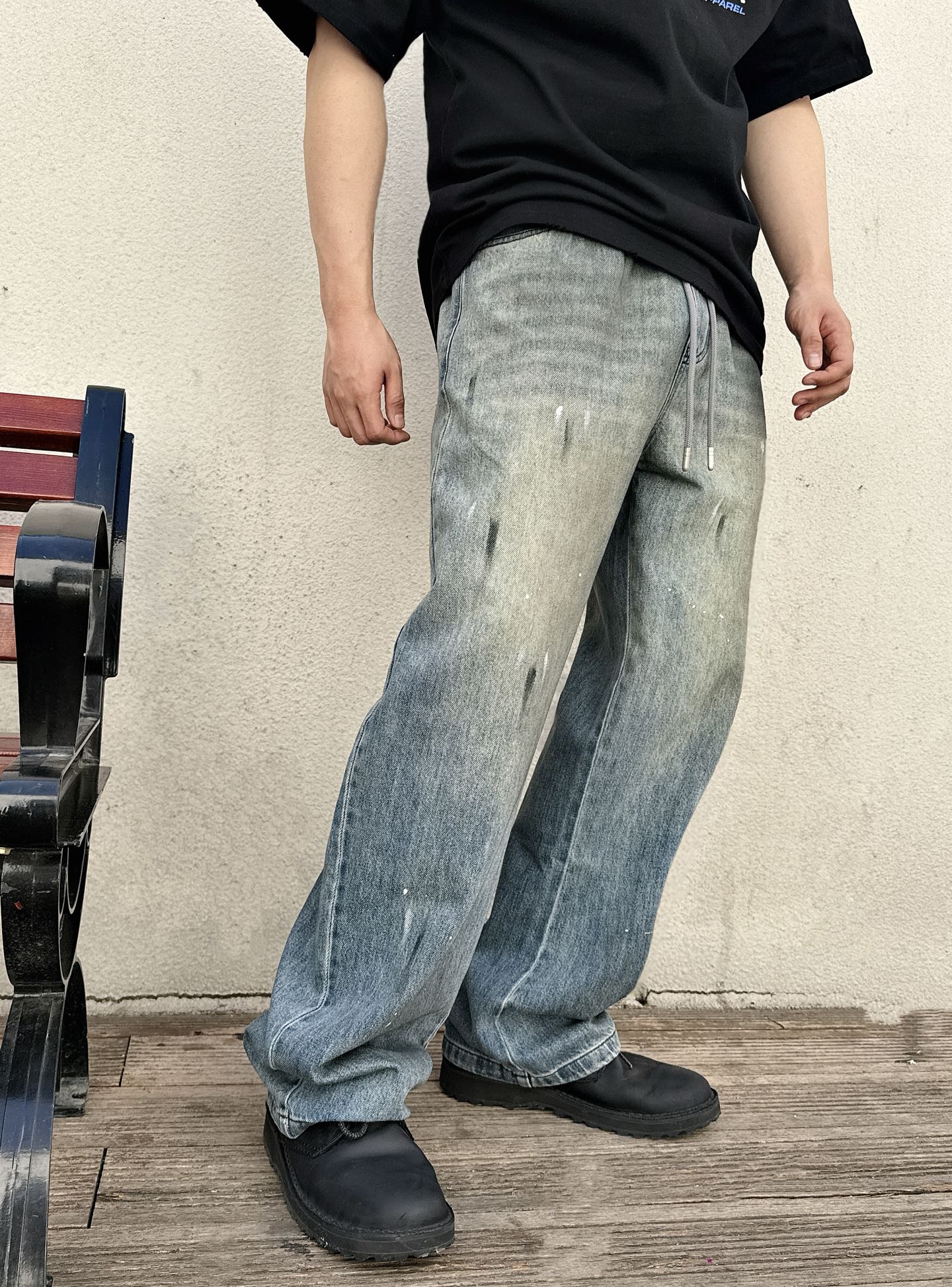 NO:450062,Majila splash ink retro old men's elastic waist drawstring jeans are definitely a treasure item in fashion lovers' closets!  It is made of classic denim material, which is crisp and comfortable, and has good wear resistance, and can accompany you to experience countless wonderful times. The retro and aging process of pants is unique. Through special washing and polishing processes, it presents a natural fading and wear effect, as if carrying the story of time. Every trace of old is a unique fashion mark. The irregular transition of dark and light tones creates a casual and unrestrained atmosphere, which is easily adapted to the current popular retro and street style outfits.  The elastic straps at the waist and drawstring design not only ensure the comfort of wearing, but also freely adjust the waist circumference to meet different wear needs. The large pockets are practical and beautiful. The classic jeans pocket shape shows quality in the details, and adds a bit of casualness and freedom. The straight wide-leg style is super friendly to all kinds of leg shapes. Whether it is thick or imperfect, it can be cleverly decorated, making the legs look straight and slender, walking with a style, full of aura. Retro and old color Size XS-L is exclusively available,,masion margiela,jeans,alexander wang19860909马吉拉泼墨复古做旧男士松紧腰抽绳牛仔裤 绝对是时尚爱好者衣橱里的宝藏单品！它整体采用经典牛仔布材质,挺括又不失舒适,且有着不错的耐磨性,能陪伴你经历无数美好时光. 裤子的复古做旧工艺堪称一绝,通过特殊的水洗、打磨等工序,呈现出自然的褪色和磨损效果,仿佛承载着岁月的故事,每一处做旧痕迹都是独特的时尚印记.不规则的深浅色调过渡,营造出随性不羁的氛围,轻松适配当下流行的复古、街头风格穿搭. 腰部的松紧带搭配抽绳设计,既保证了穿着的舒适度,又能自由调节腰围,适应不同的穿着需求.大口袋实用又美观,经典的牛仔裤口袋造型,细节处彰显品质,还增添了几分随性洒脱.直筒阔腿的版型,对各种腿型都超级友好,无论是腿粗还是腿型不完美,都能巧妙修饰,让双腿看起来笔直修长,走路带风,气场十足. 颜色复古做旧 尺码XS-L 独家专供,,masion margiela,jeans,alexander wang,Men's clothing