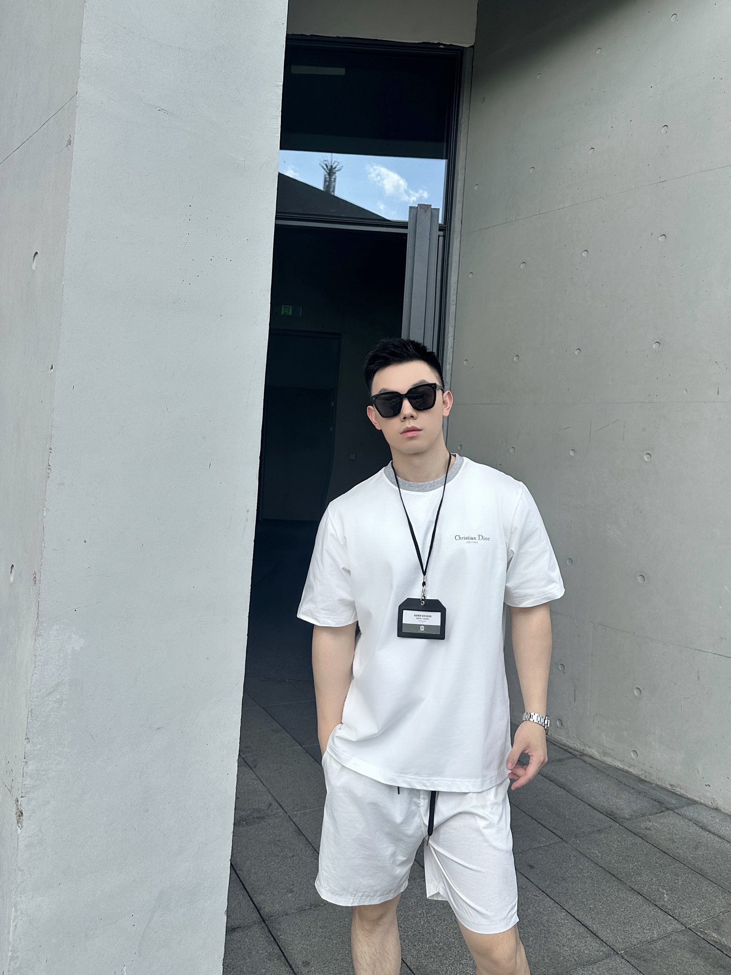  CD领口接拼字母标识情侣款短袖T恤
 这款Christian Di**短袖，将简约与奢华精妙融合。经典