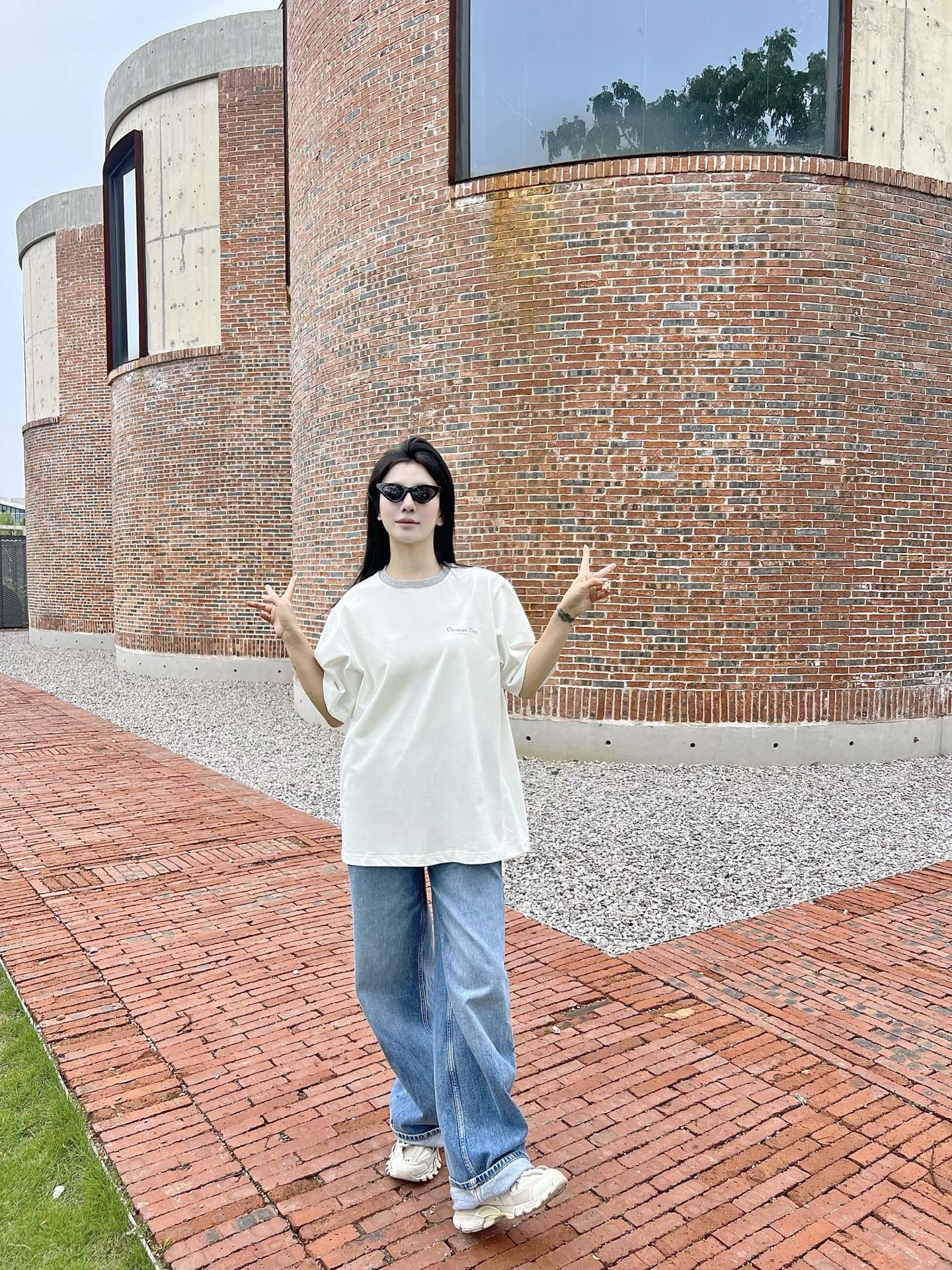  CD领口接拼字母标识情侣款短袖T恤
 这款Christian Di**短袖，将简约与奢华精妙融合。经典